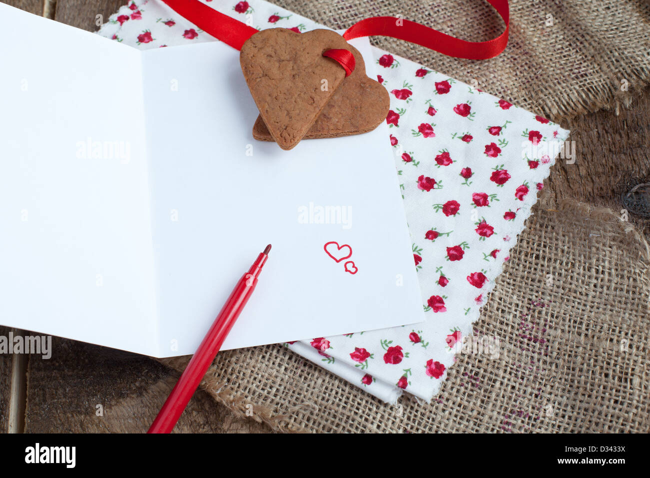 San Valentino amore lettera con la forma di cuore i cookie, cuori in stile rustico Foto Stock
