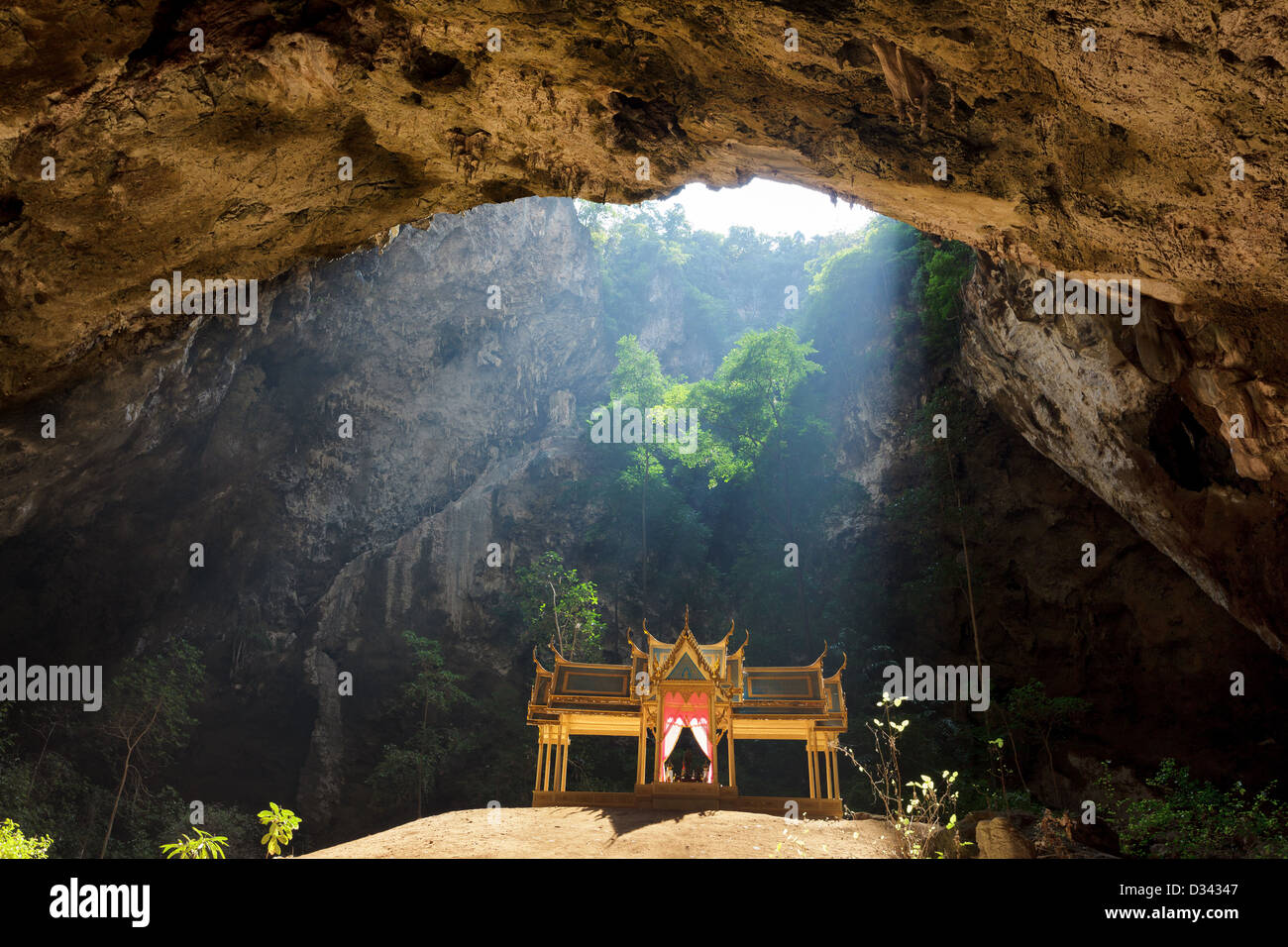 Tempio buddista nella grotta di montagna, Sam Roi Yot, Thailandia Foto Stock