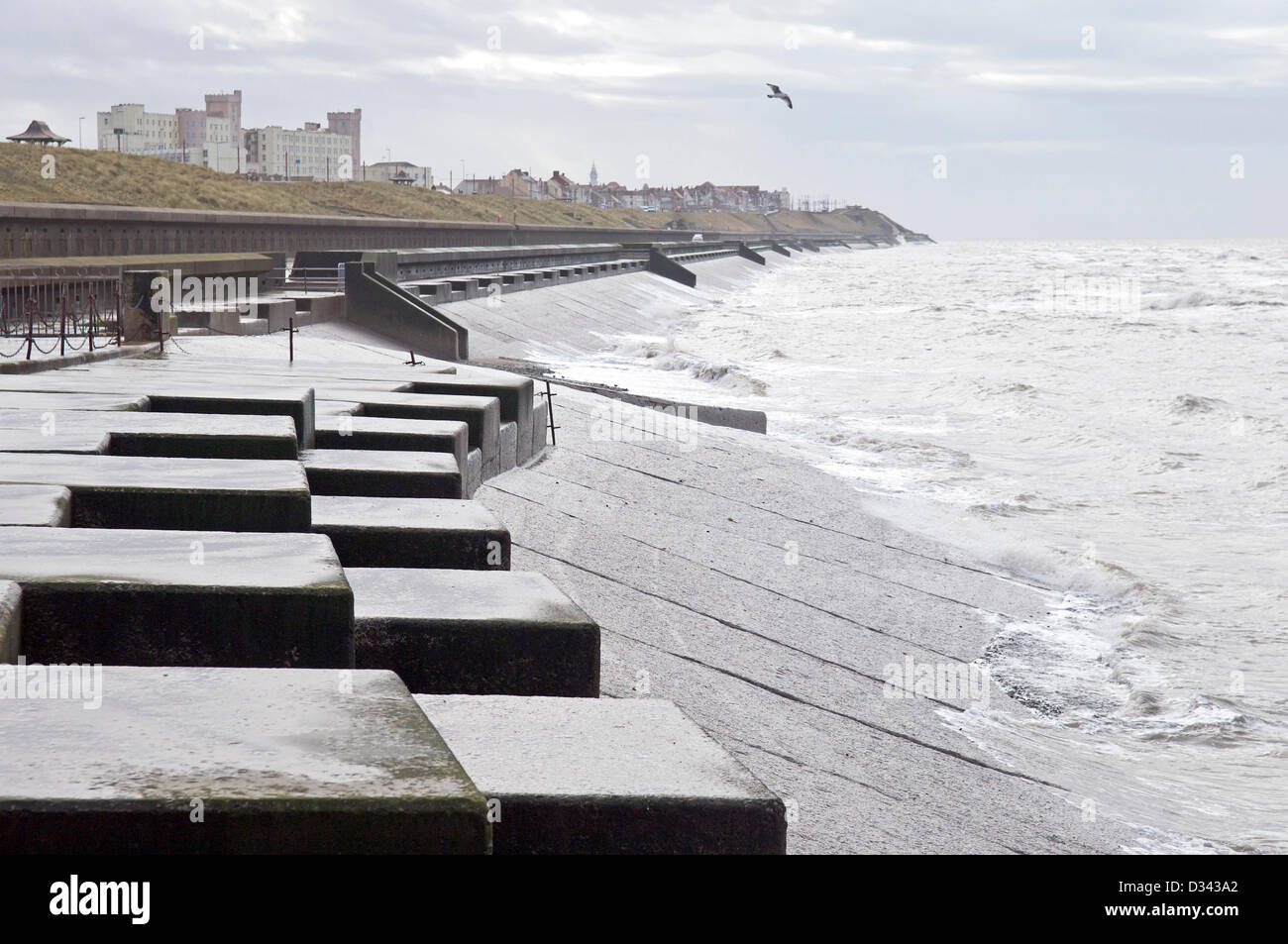 Blackpool, Regno Unito. 8 febbraio 2013. L'Agenzia per l'ambiente annunciare un multi-milioni di sterline per la difesa del mare programma per 93 zone costiere e in siti interni in tutto il paese la creazione di 20.000 posti di lavoro a livello nazionale. Lo sgretolamento delle difese del mare sulla costa di Fylde nord di Blackpool e a sud di Fleetwood riceveranno £ 108 milioni di euro per migliorare notevolmente la protezione da alluvione per un ulteriore 13.000 case in questa zona del Lancashire. Nella foto il vecchio seawall a Anchorsholme,Cleveleys. Credito: Kevin walsh Alamy / Live News Foto Stock