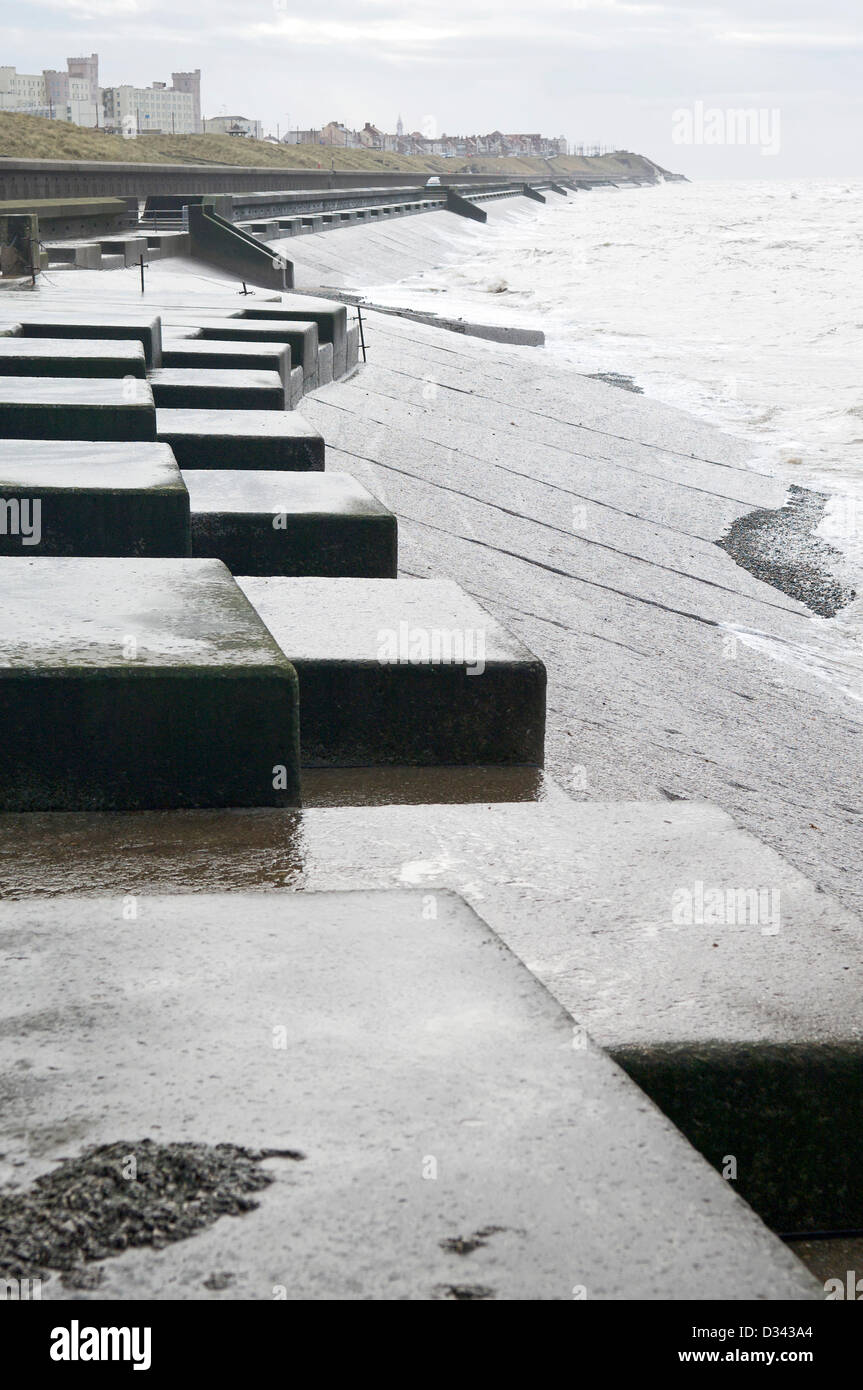 Blackpool, Regno Unito. 8 febbraio 2013. L'Agenzia per l'ambiente annunciare un multi-milioni di sterline per la difesa del mare programma per 93 zone costiere e in siti interni in tutto il paese la creazione di 20.000 posti di lavoro a livello nazionale. Lo sgretolamento delle difese del mare sulla costa di Fylde nord di Blackpool e a sud di Fleetwood riceveranno £ 108 milioni di euro per migliorare notevolmente la protezione da alluvione per un ulteriore 13.000 case in questa zona del Lancashire. Nella foto il vecchio seawall a Anchorsholme,Cleveleys. Credito: Kevin walsh Alamy / Live News Foto Stock