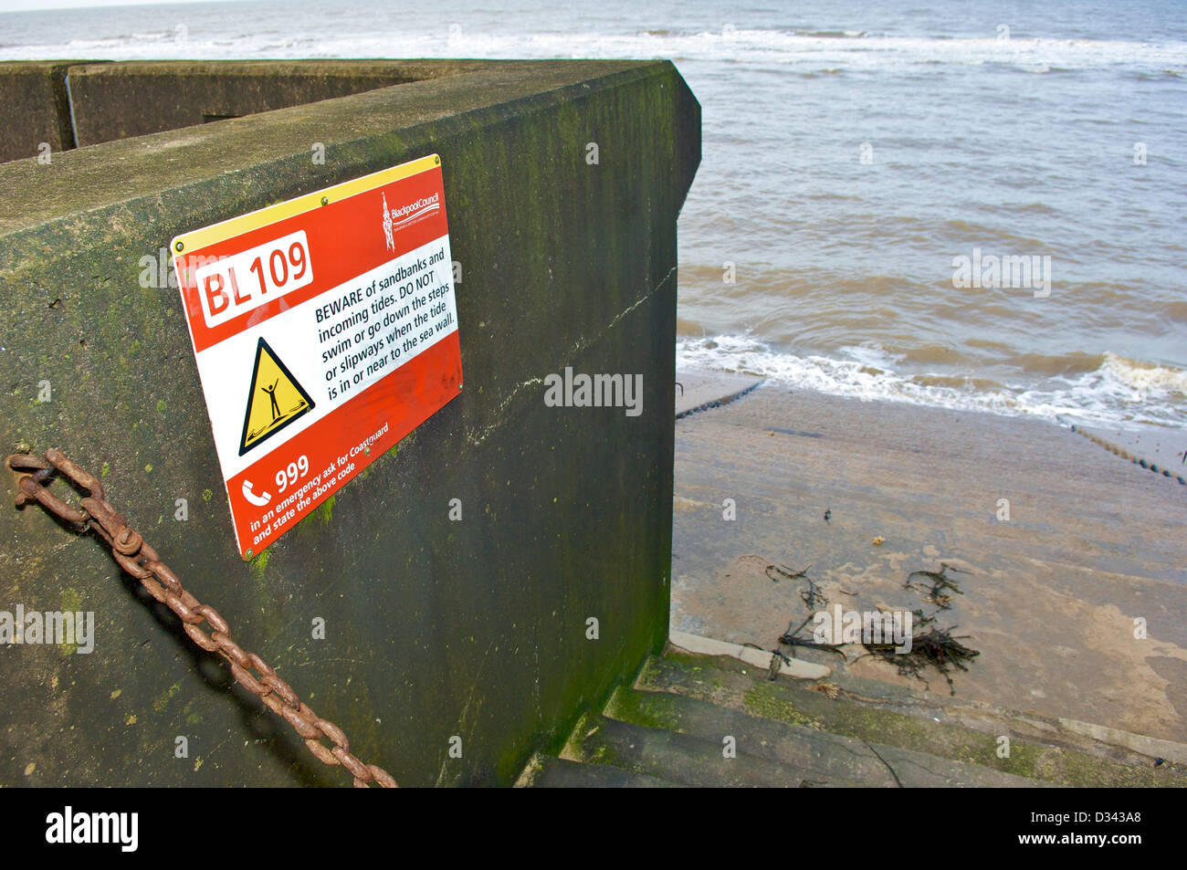 Blackpool, Regno Unito. 8 febbraio 2013. L'Agenzia per l'ambiente annunciare un multi-milioni di sterline per la difesa del mare programma per 93 zone costiere e in siti interni in tutto il paese la creazione di 20.000 posti di lavoro a livello nazionale. Lo sgretolamento delle difese del mare sulla costa di Fylde nord di Blackpool e a sud di Fleetwood riceveranno £ 108 milioni di euro per migliorare notevolmente la protezione da alluvione per un ulteriore 13.000 case in questa zona del Lancashire. Nella foto il vecchio seawall a Anchorsholme,Cleveleys. Credito: Kevin walsh Alamy / Live News Foto Stock