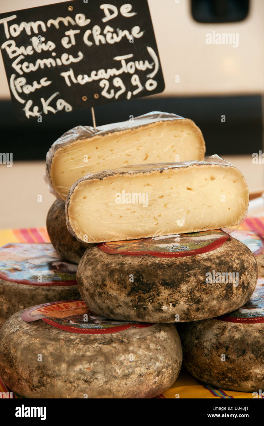 Il formaggio in vendita al mercato in Fayence Provence Francia Foto Stock
