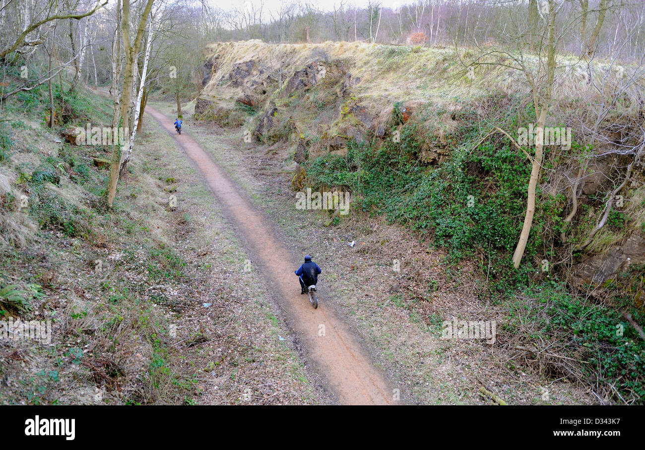 Gli adolescenti racing il loro moto da soli un bridleway e sentiero attraverso una bellezza locale stop con disprezzo per la propria sicurezza. Foto Stock