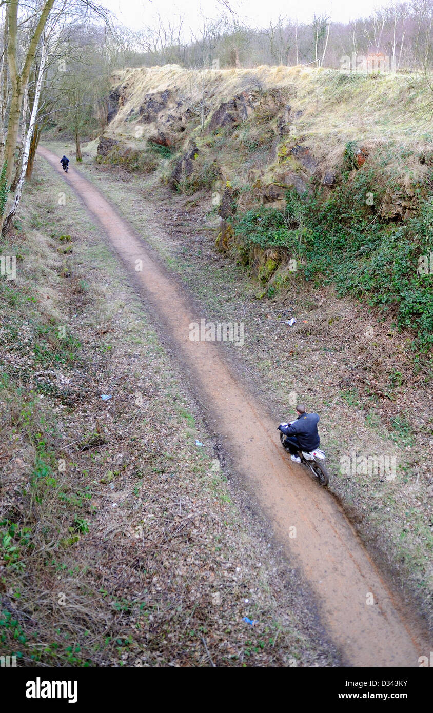 Gli adolescenti racing il loro moto da soli un bridleway e sentiero attraverso una bellezza locale stop con disprezzo per la propria sicurezza. Foto Stock