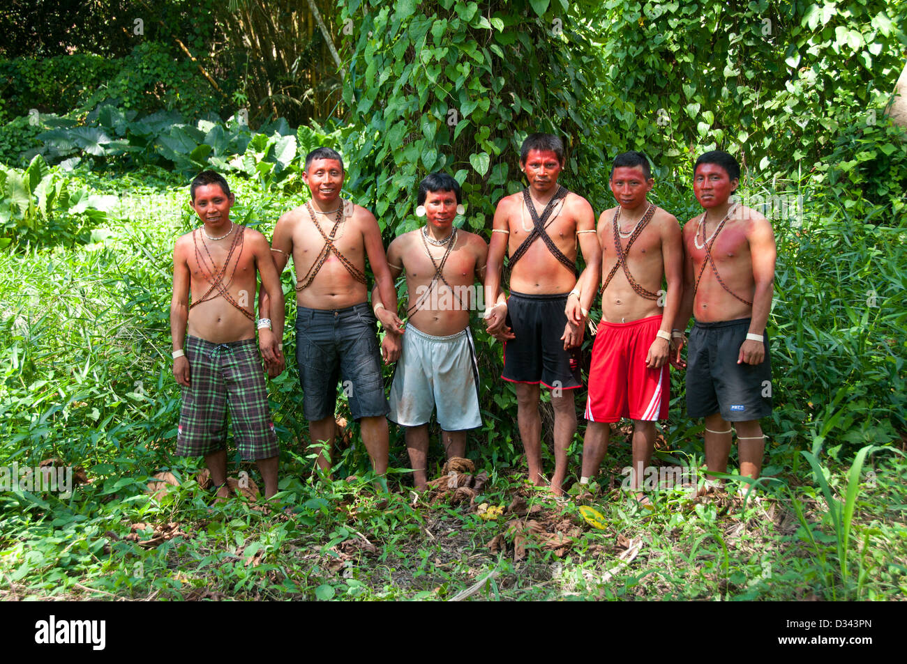 Un gruppo di giovani uomini matis con tradizionale di tatuaggi e di decorazione corporea nella foresta pluviale, atalaia do Norte, brasil amazzonica Foto Stock