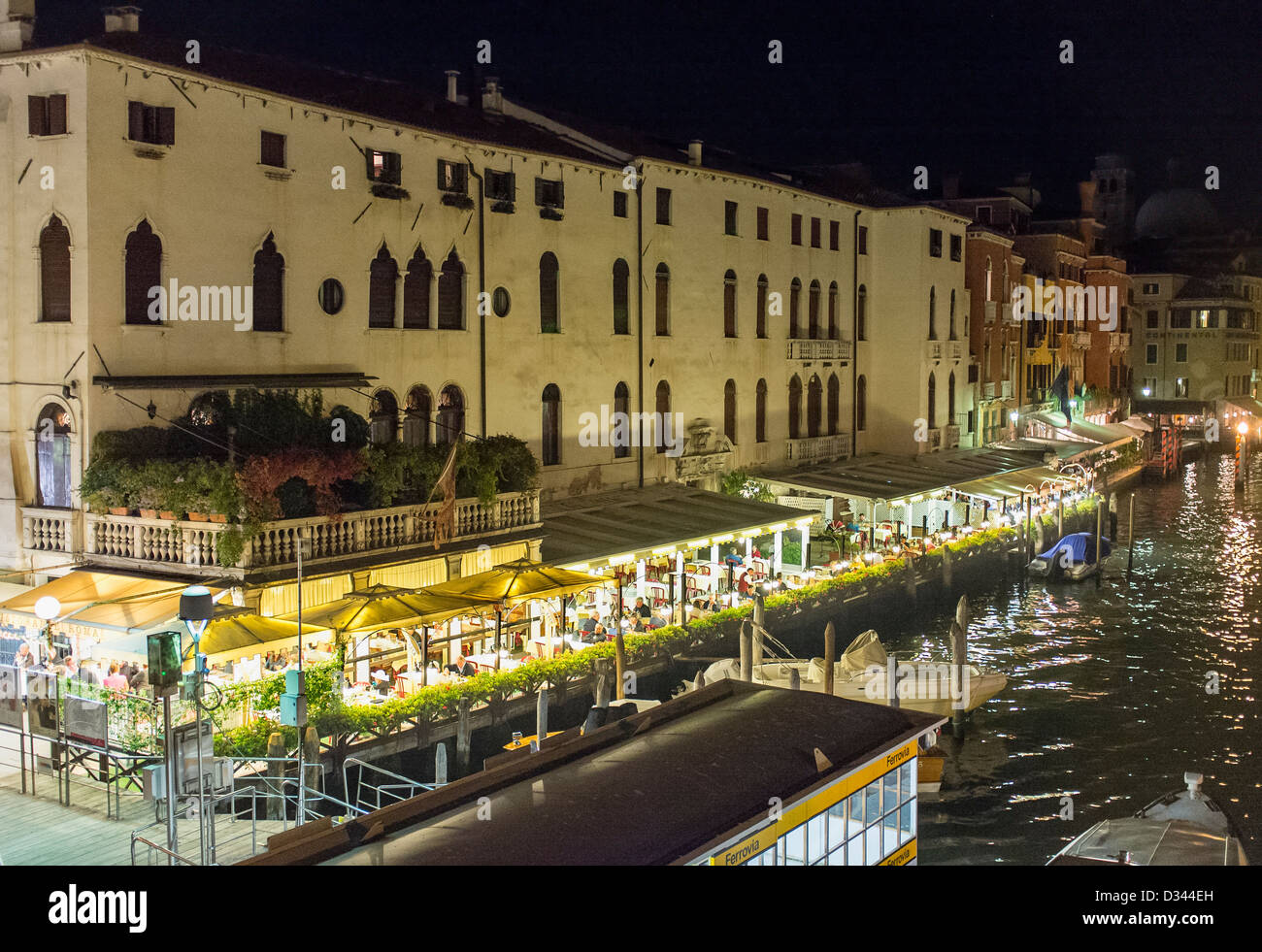 Ristoranti confinanti con il Canal Grande a Venezia di notte Foto Stock
