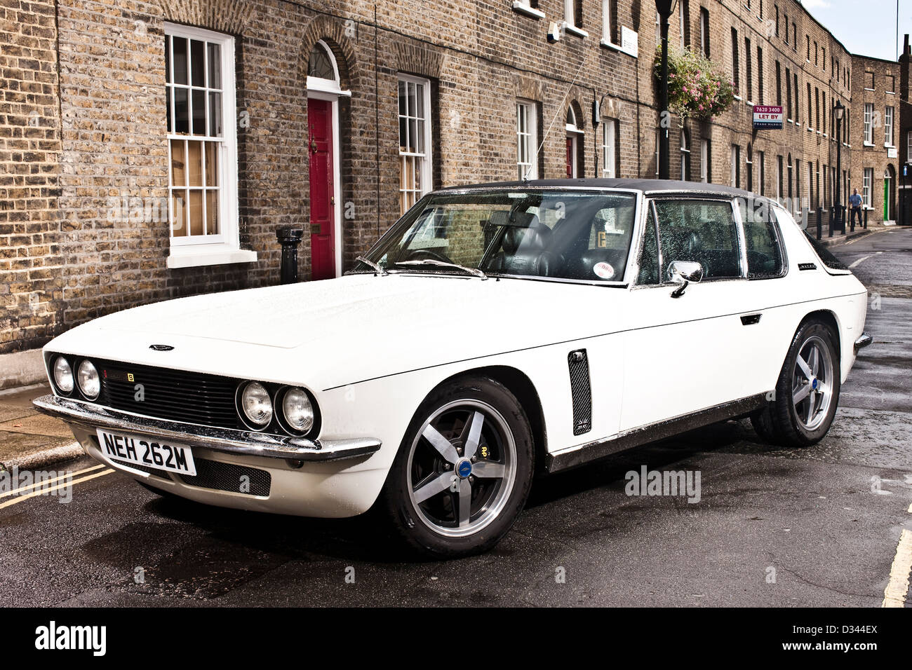 Bianco, retrò Jensen Interceptor S parcheggiato in strada al di fuori di case, Tower Bridge, London 15 10 2010 Foto Stock