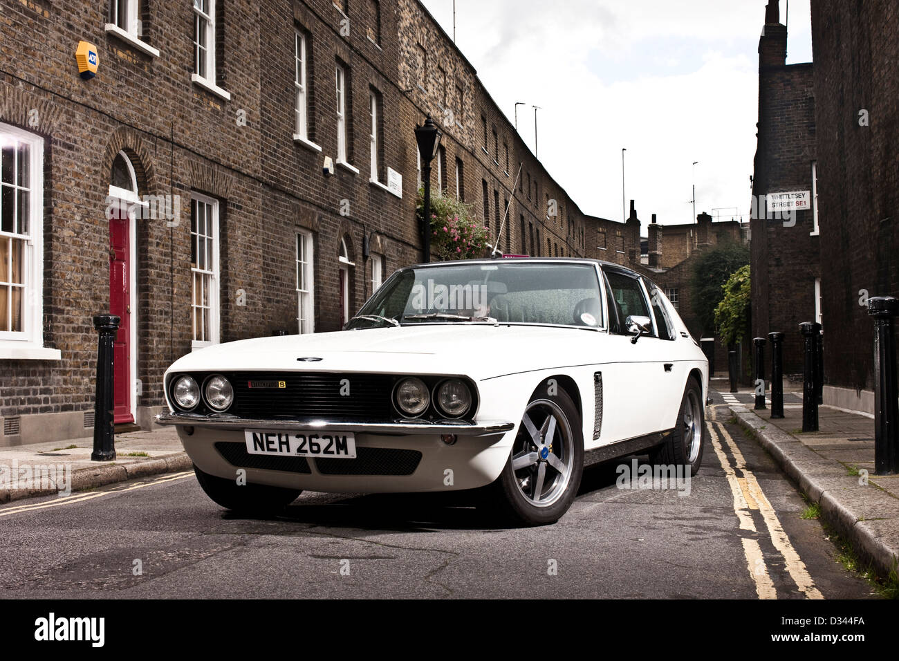 Bianco, retrò Jensen Interceptor S parcheggiato in strada al di fuori di case, Tower Bridge, London 15 10 2010 Foto Stock