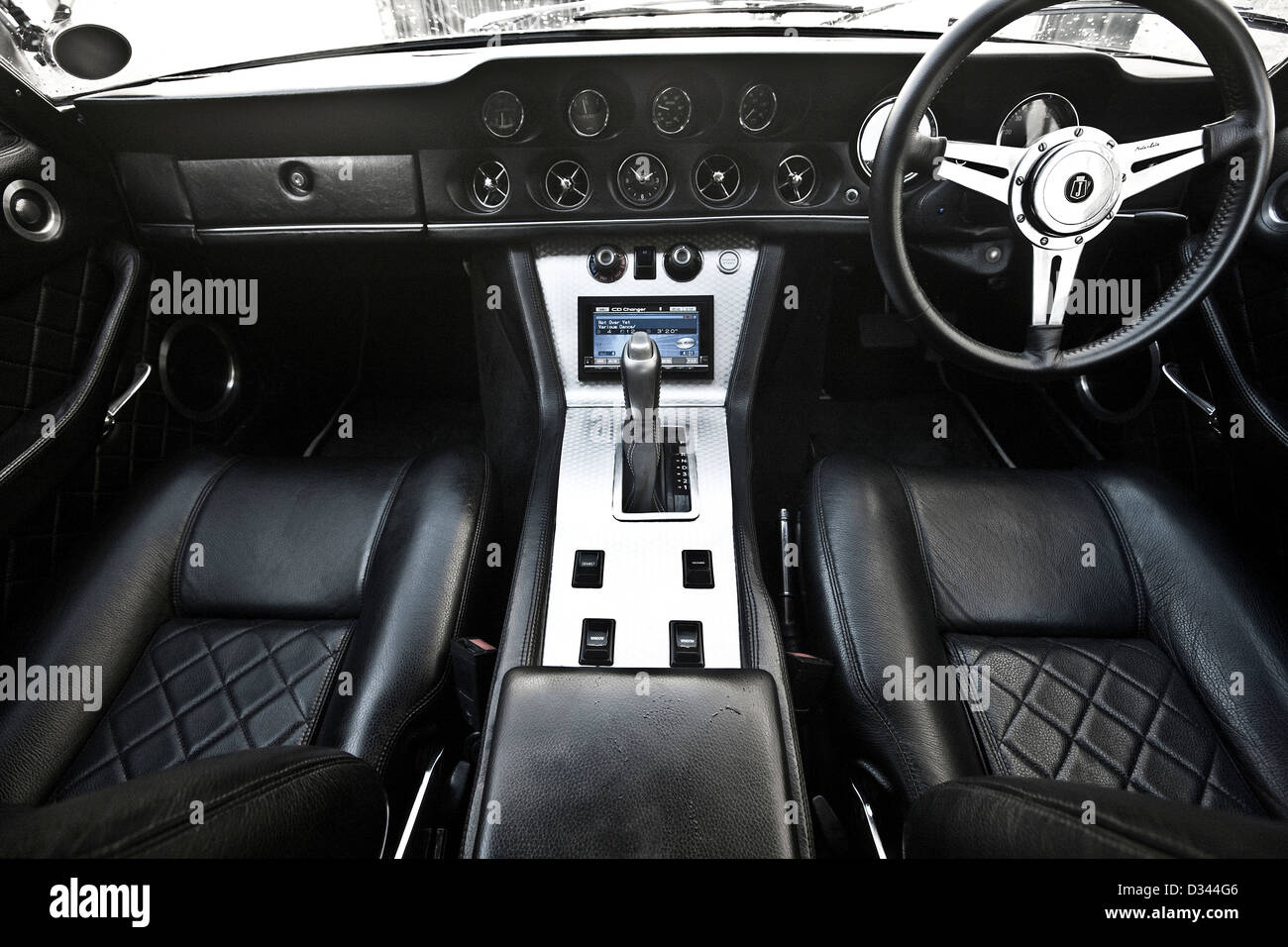 Passeggero e sedi di driver in Jensen Interceptor S, Tower Bridge, London 15 10 2010 Foto Stock