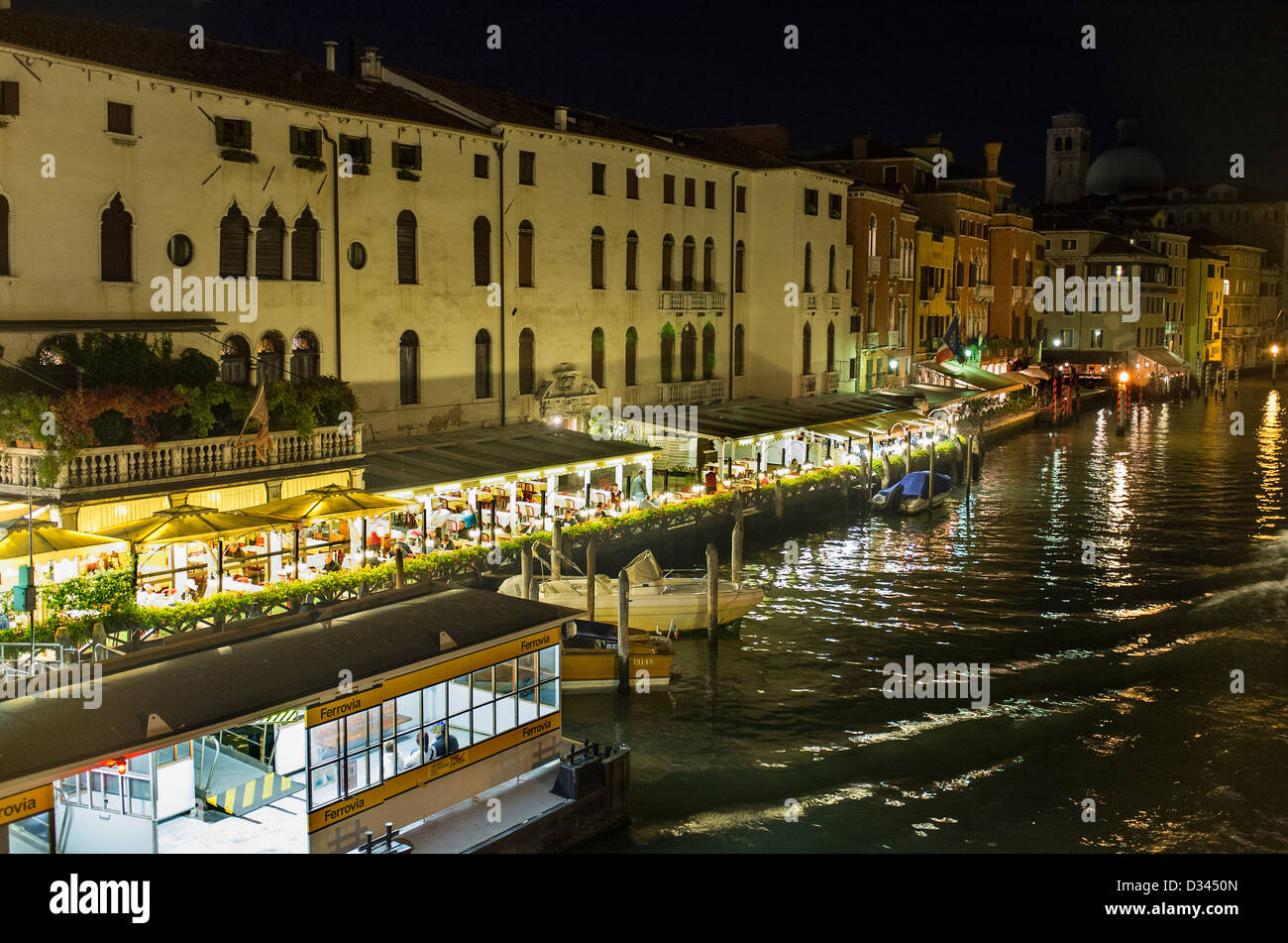 Ristoranti confinanti con il Canal Grande a Venezia di notte Foto Stock