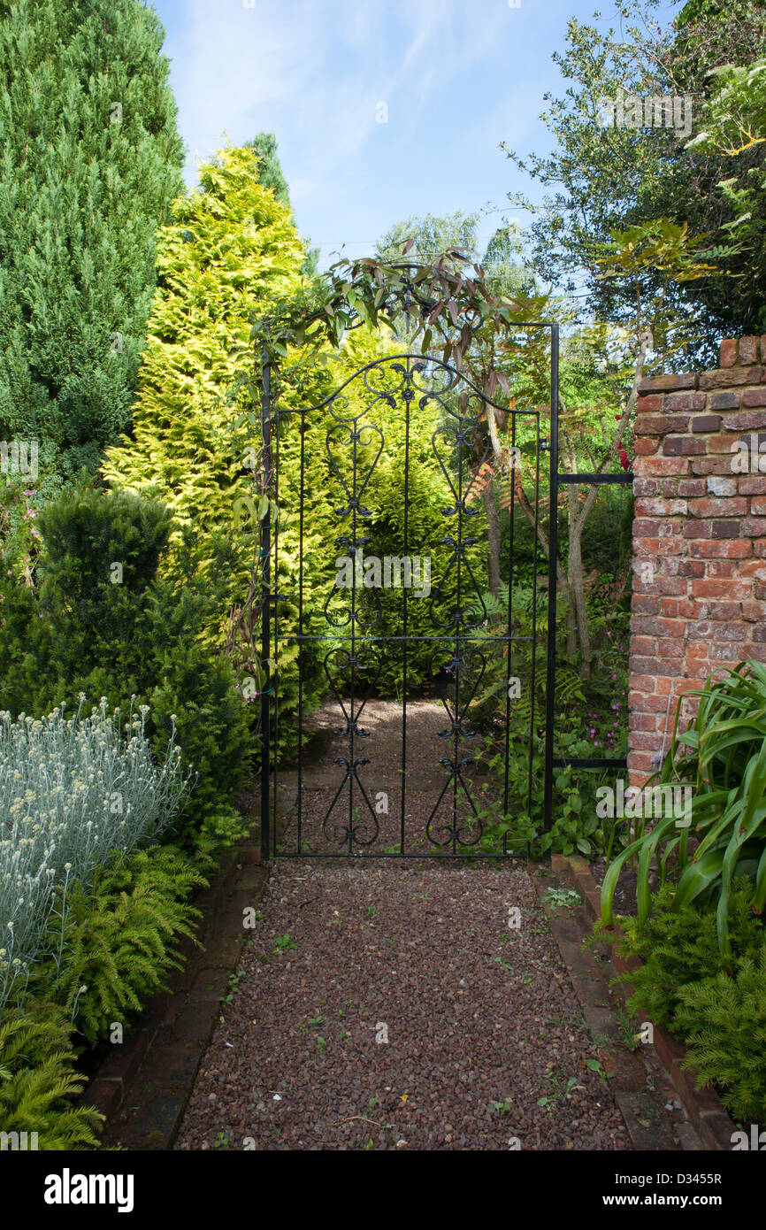 Ferro battuto gate verso il giardino murato. Foto Stock