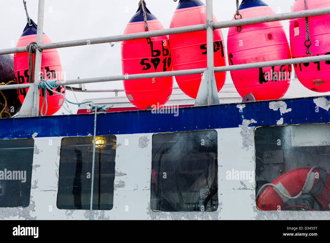 Charter e commerciale di pesca le barche nel porto, Omero, Alaska, Stati Uniti d'America. Dettaglio delle boe e galleggianti. Foto Stock