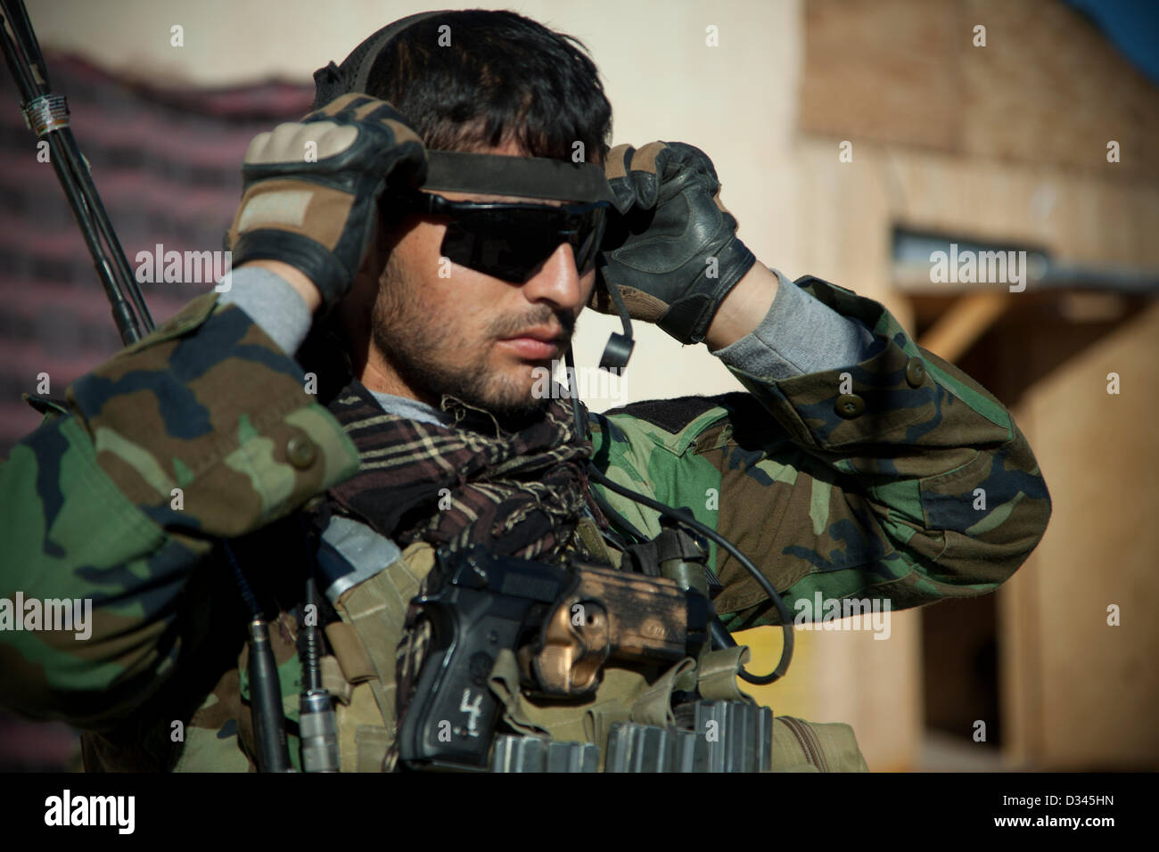 Un esercito nazionale afghano delle forze speciali soldato si prepara per una missione Febbraio 8, 2013 nella provincia di Herat, Afghanistan. Foto Stock