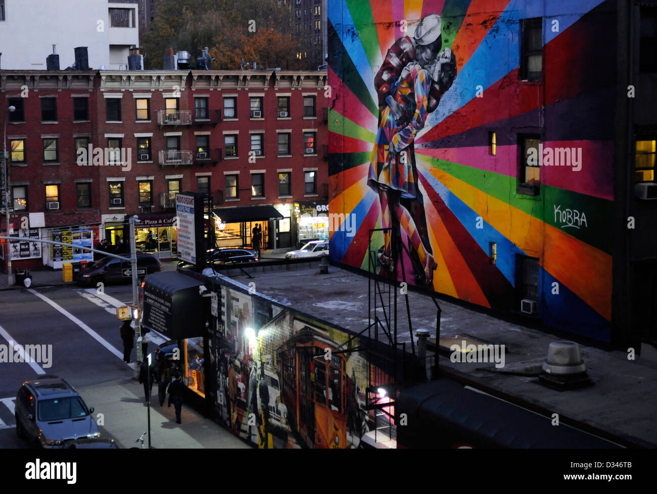 Famosa arte dei graffiti del marinaio baciare una ragazza da WW2 su un alto edificio arte di strada scena dalla linea alta in Manhattan's West Side, NYC, Stati Uniti d'America. Foto Stock