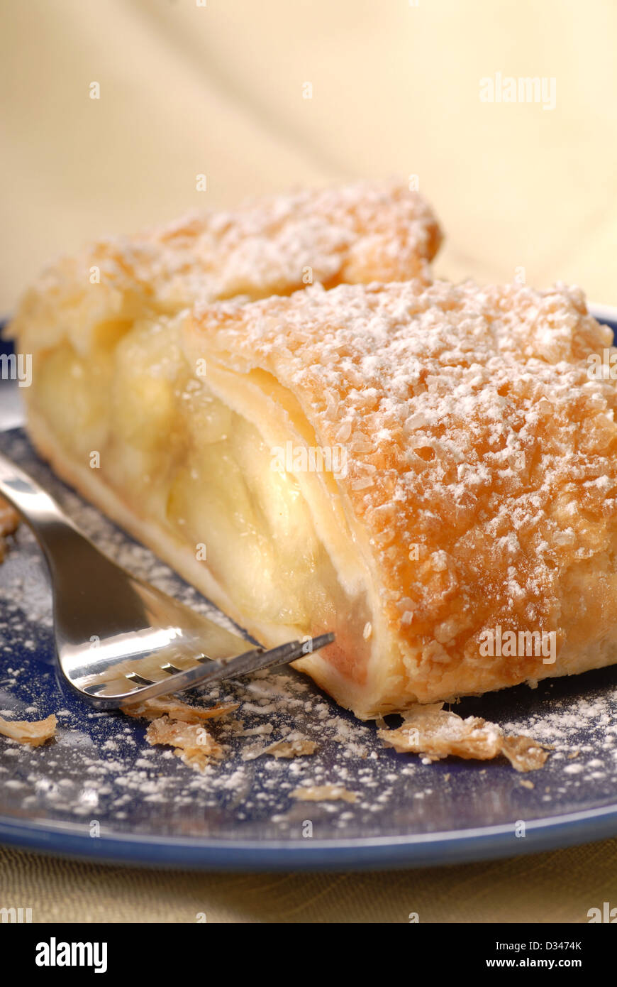 Pane appena sfornato lo strudel di mele con zucchero a velo Foto Stock