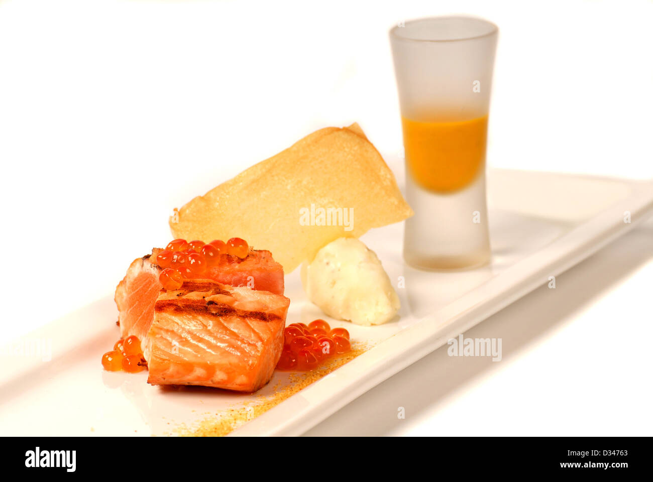 Asian disseccata salmone con caviale e zuppa di zucca Foto Stock