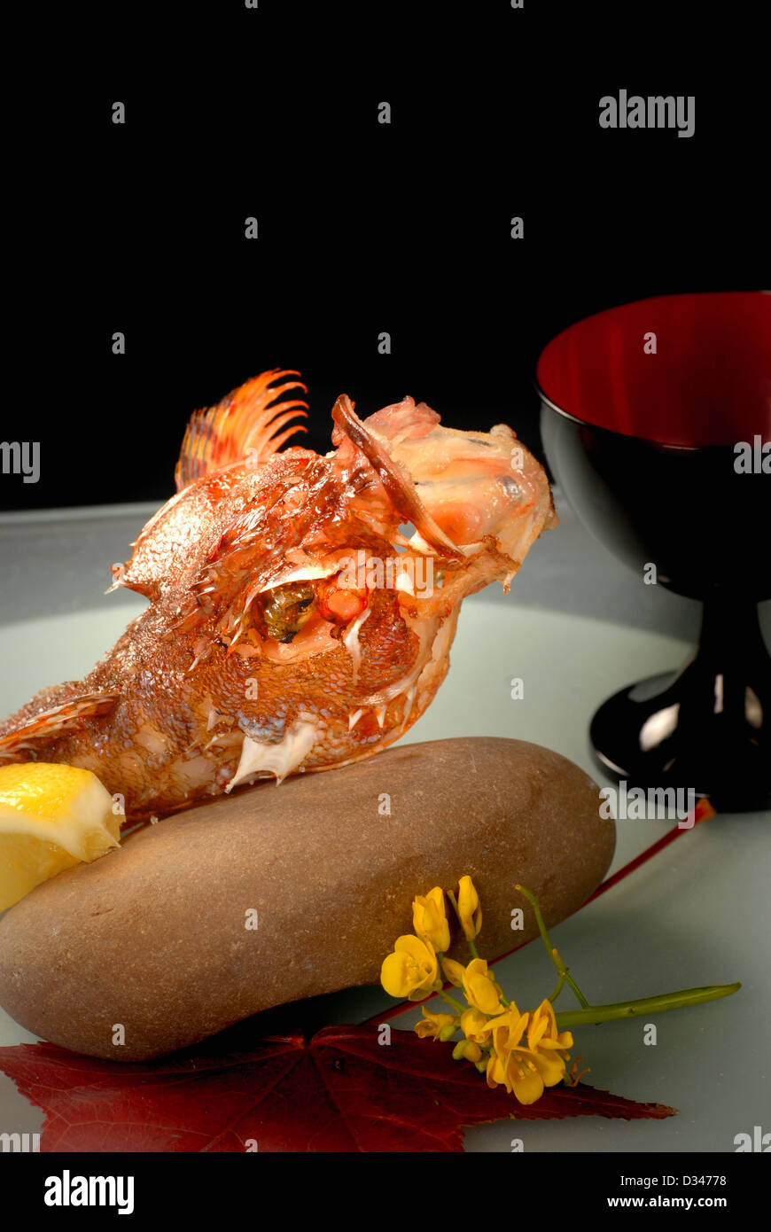 Asian pesce leone che è stato profondo fritto e servito con il limone Foto Stock