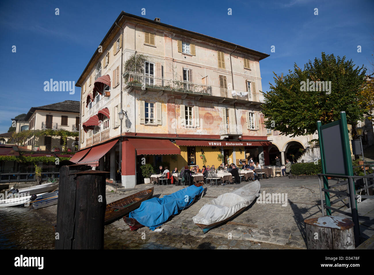 Piazza Motta di Orta San Giulio, Lago d'Orta, Piemonte, Italia Foto Stock