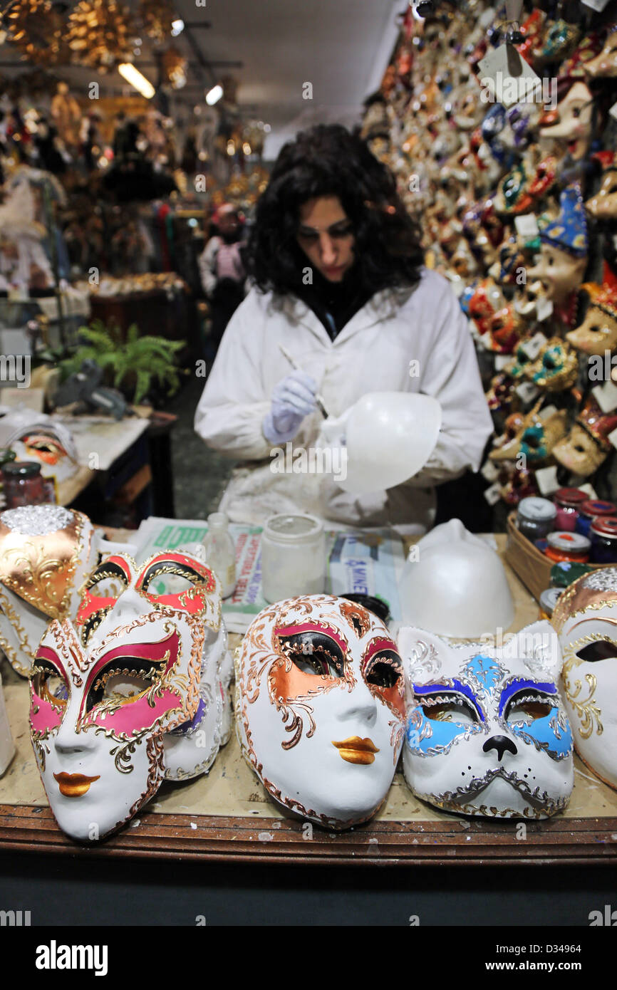 Venezia, Italia. 8 febbraio 2013. Durante il Carnevale di Venezia, quasi  ogni negozio di Venezia vende maschere. Forse la più popolare souvenir  turistici in tempo di carnevale maschere, venire in tutte le