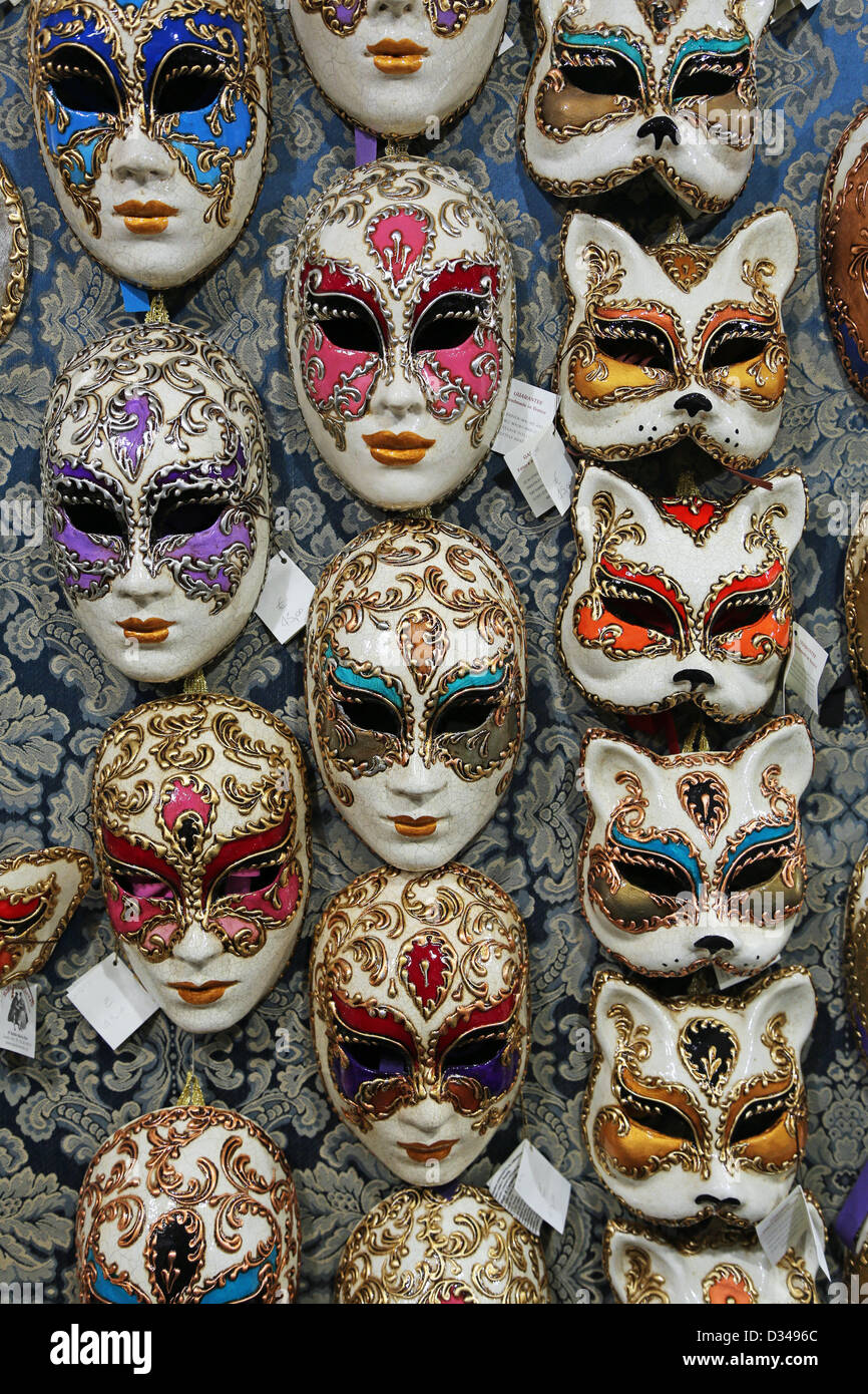 Venezia, Italia. 8 febbraio 2013. Durante il Carnevale di Venezia, quasi  ogni negozio di Venezia vende maschere. Forse la più popolare souvenir  turistici in tempo di carnevale maschere, venire in tutte le