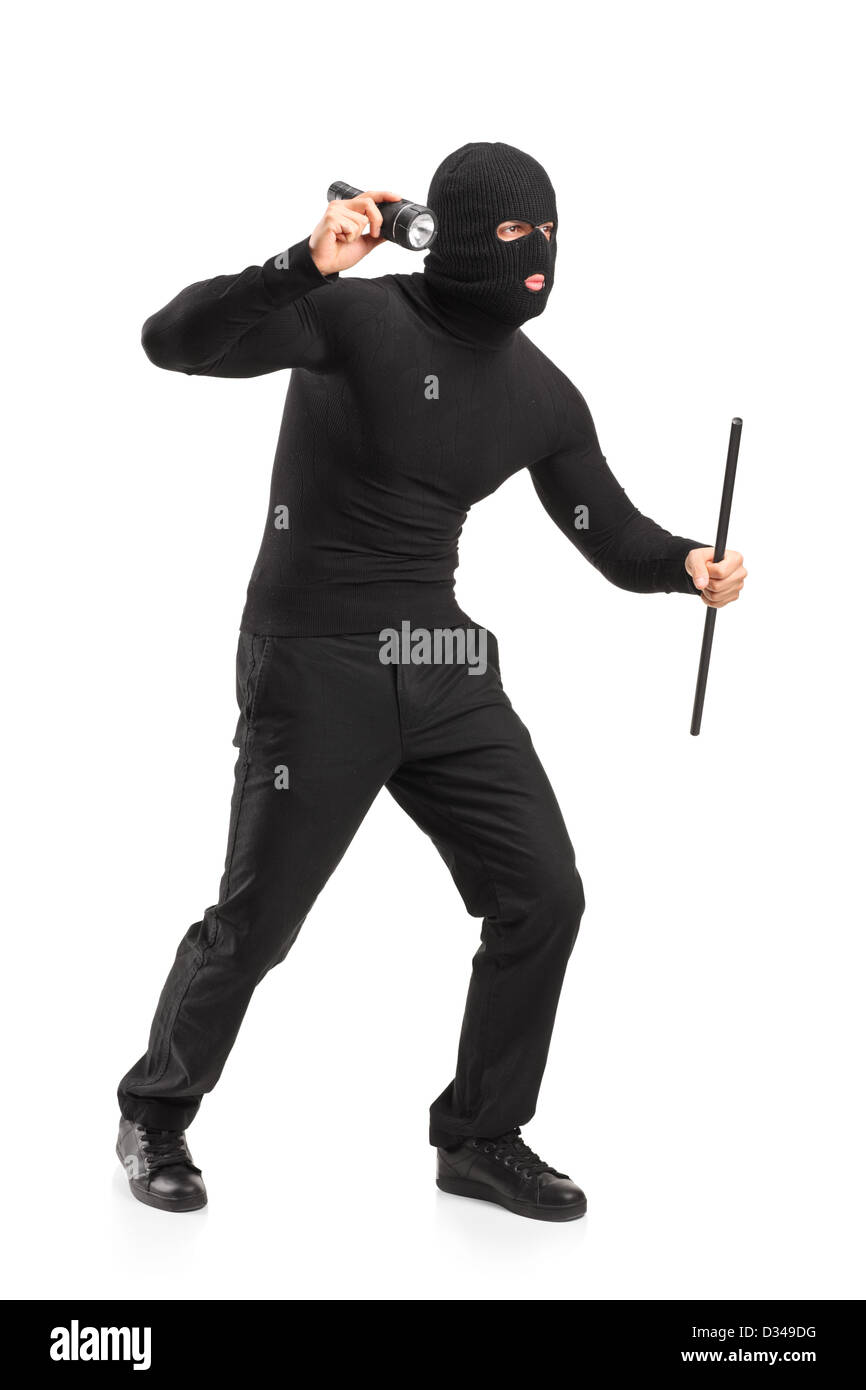 A piena lunghezza Ritratto di un rapinatore con maschera tenendo una torcia e il pezzo di tubo isolato su sfondo bianco Foto Stock