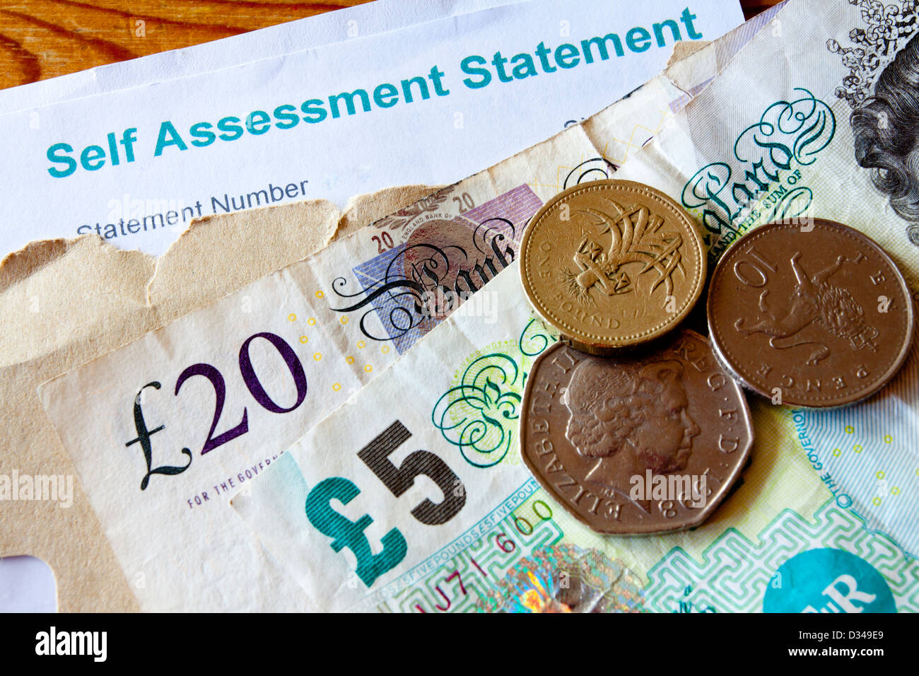 Regno Unito HM Revenue e dogana self assessment estratto fiscale lettera con busta marrone e contanti in banconote e monete Foto Stock