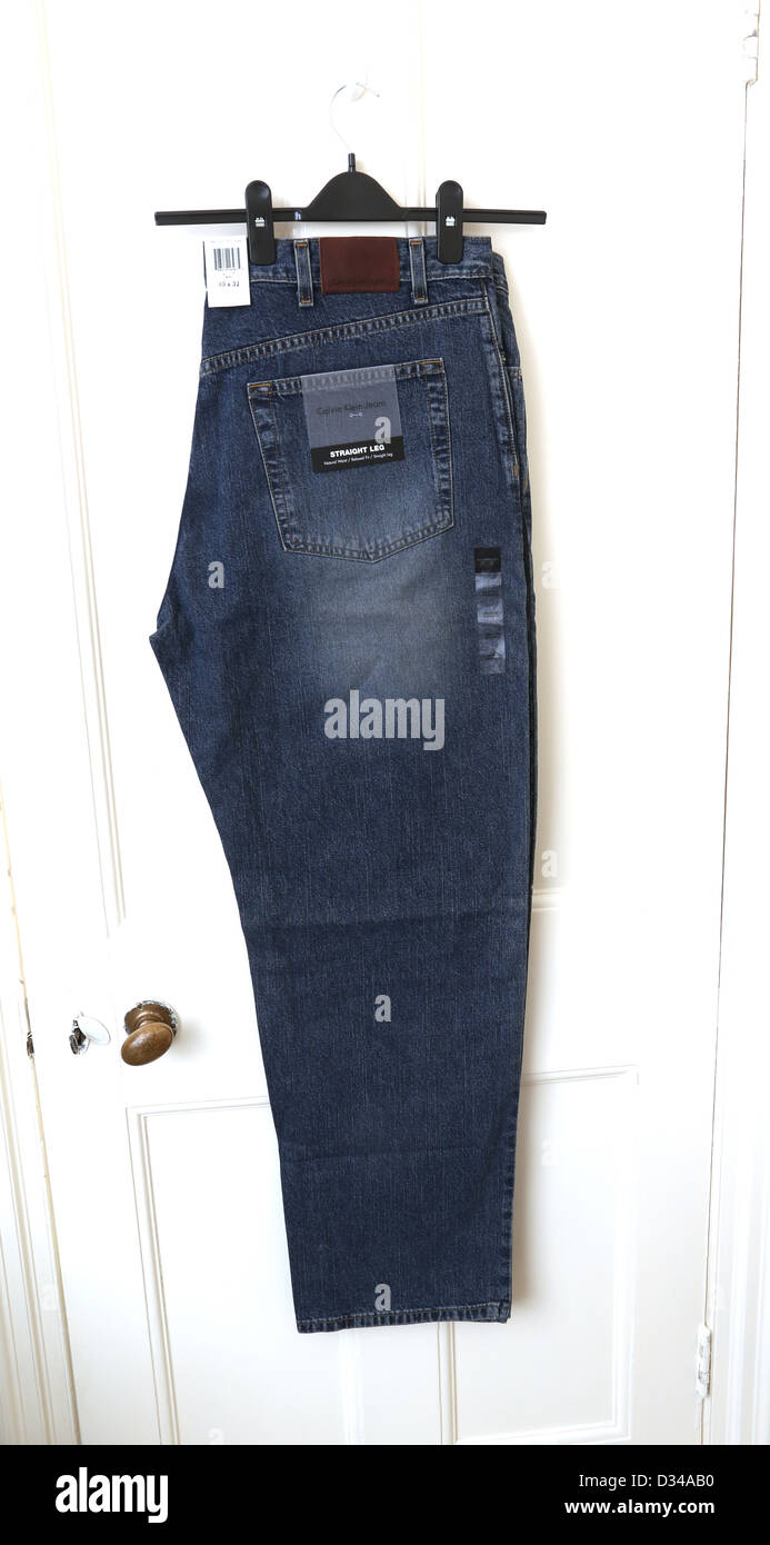 Calvin Klein gamba dritta Jeans appeso sulla porta Foto Stock