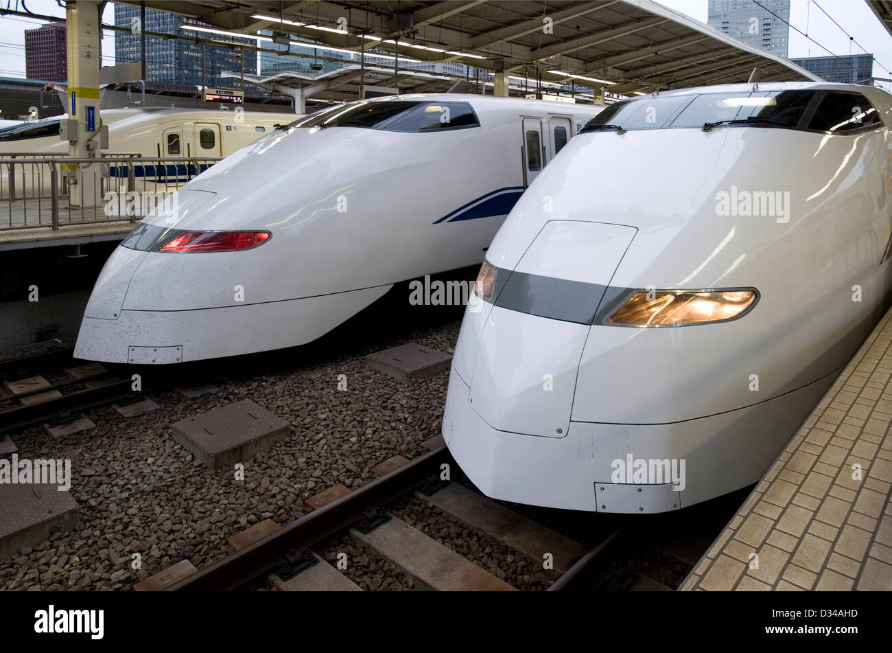 Due shinkansen bullet treni in attesa presso la piattaforma nella stazione di Tokyo, Giappone Foto Stock