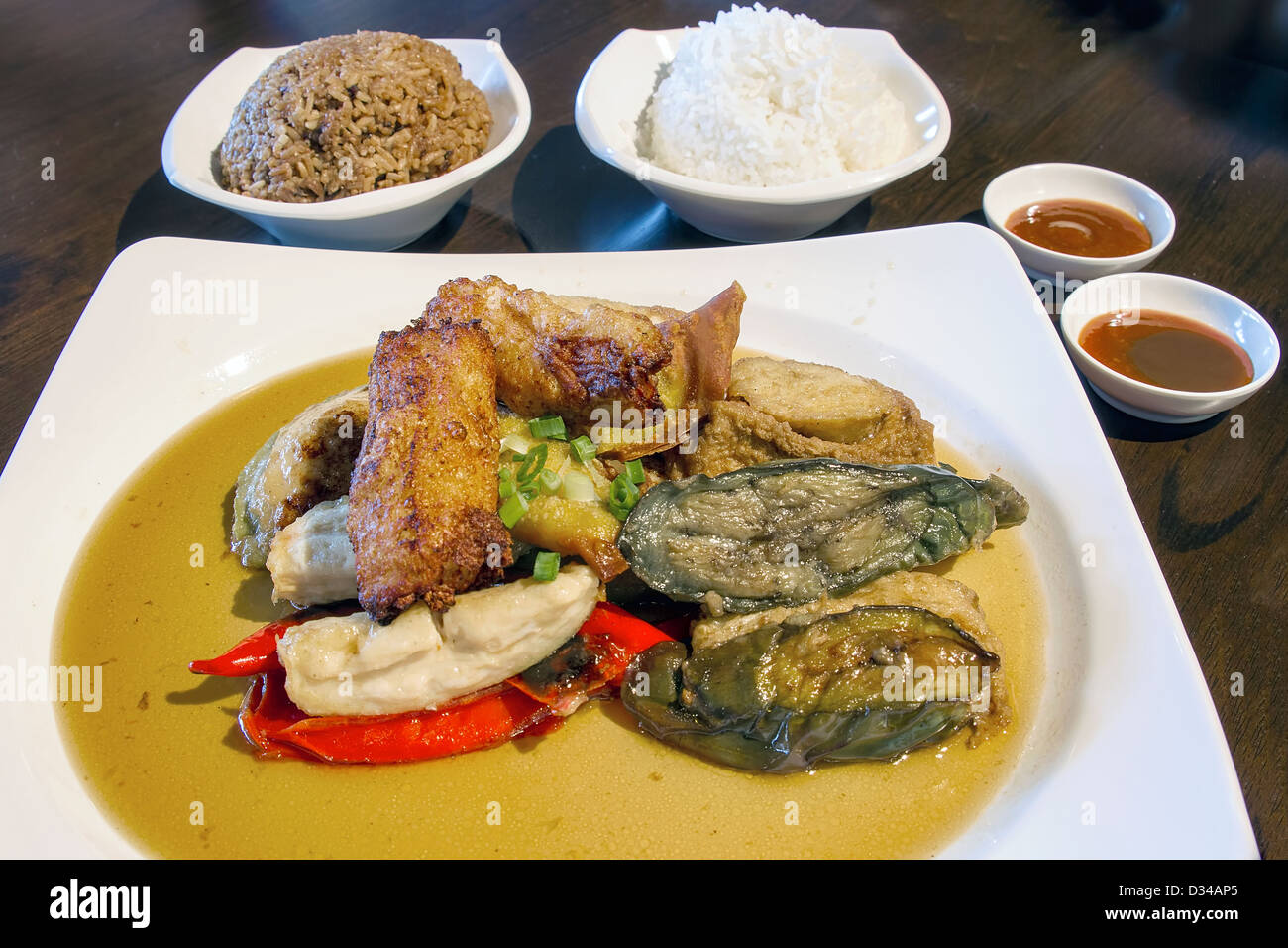 Ampang Yong Tau Foo antipasto piatto con il riso marrone e bianco da Kuala Lumpur in Malesia Foto Stock