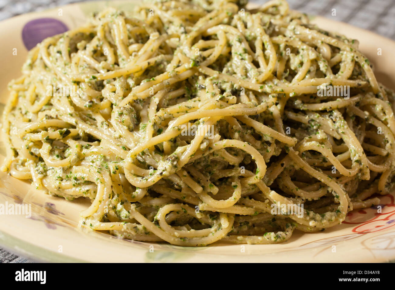 Pasta peruviano con salsa verde - tallarines verdes Foto Stock