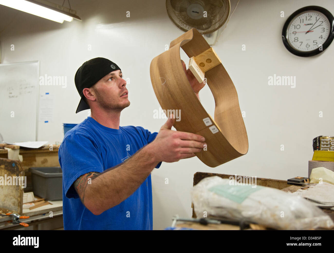 El Cajon, California - i lavoratori fanno chitarre a Taylor Guitars factory. Foto Stock
