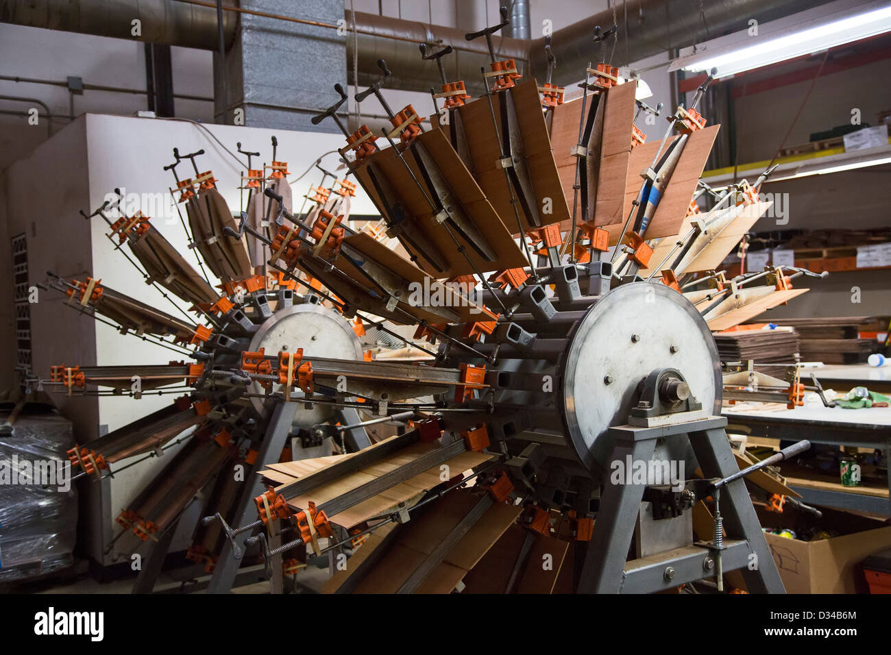 El Cajon, California - Chitarra produzione presso il Taylor Guitars factory. Foto Stock