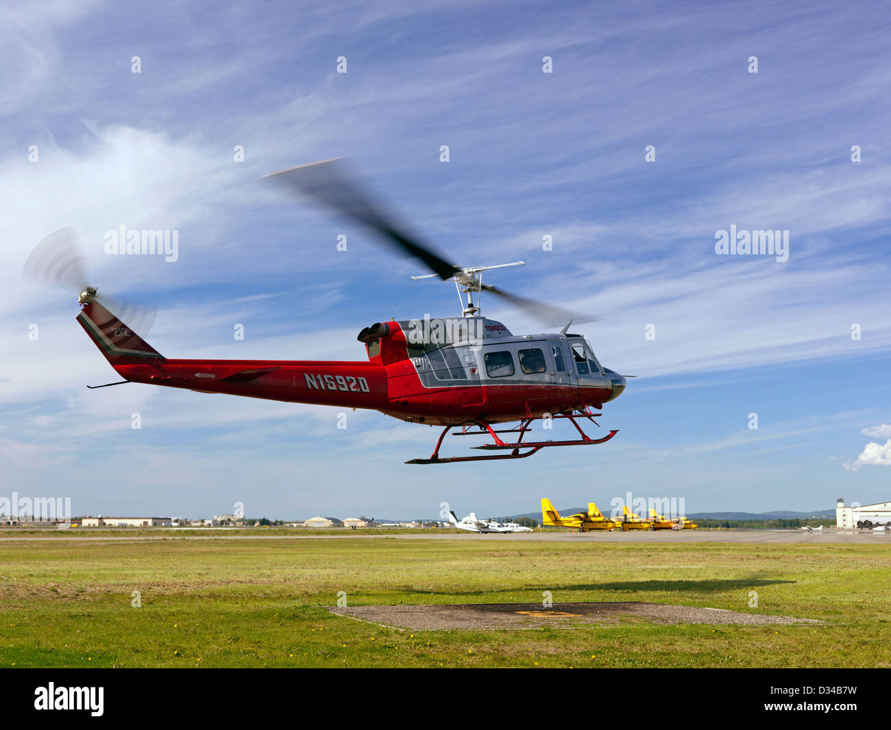 Bell 212 elicottero decollare da Fort Wainwright a Fairbanks Alaska su una missione per noi foresta servizio antincendio. Foto Stock