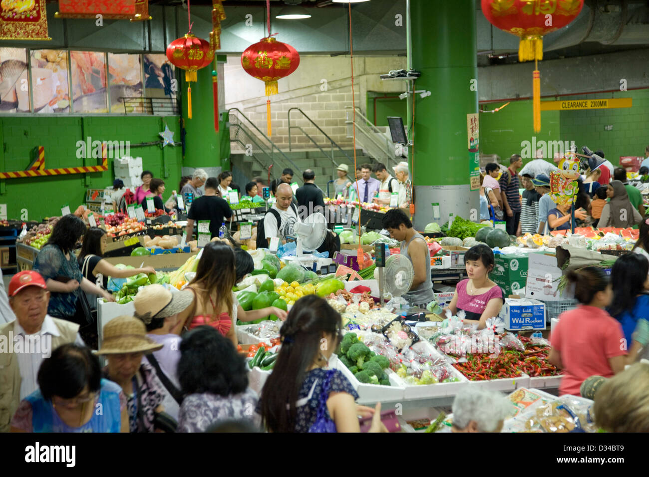 Gli amanti dello shopping al mercato paddys nella Chinatown di Sydney e Foto Stock