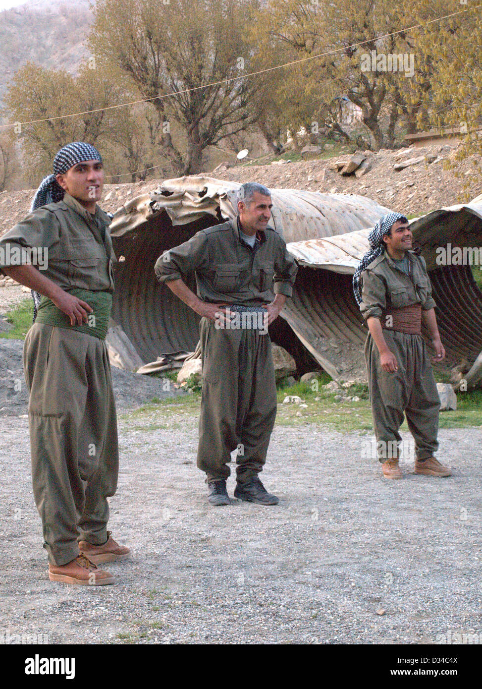 I combattenti di guerriglia del PKK (dei lavoratori del Kurdistan) giocando a pallavolo in montagne Qandil in Iraq settentrionale Foto Stock