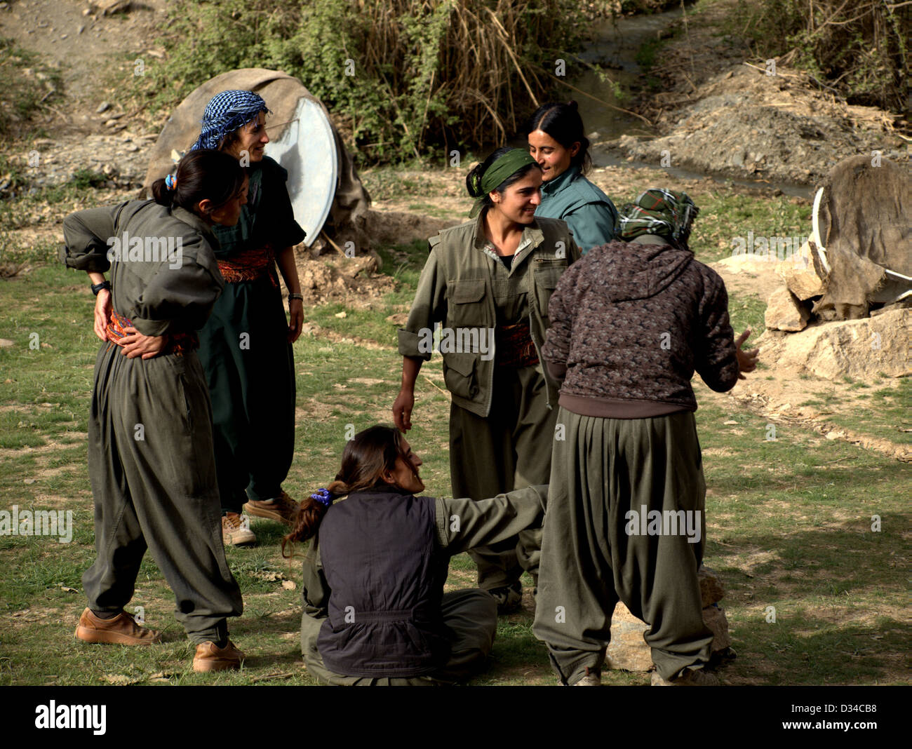 Femmina di guerriglia combattenti del PKK (dei lavoratori del Kurdistan) nel Quandil montagne, vicino al confine iraniano nell Iraq del Nord Foto Stock