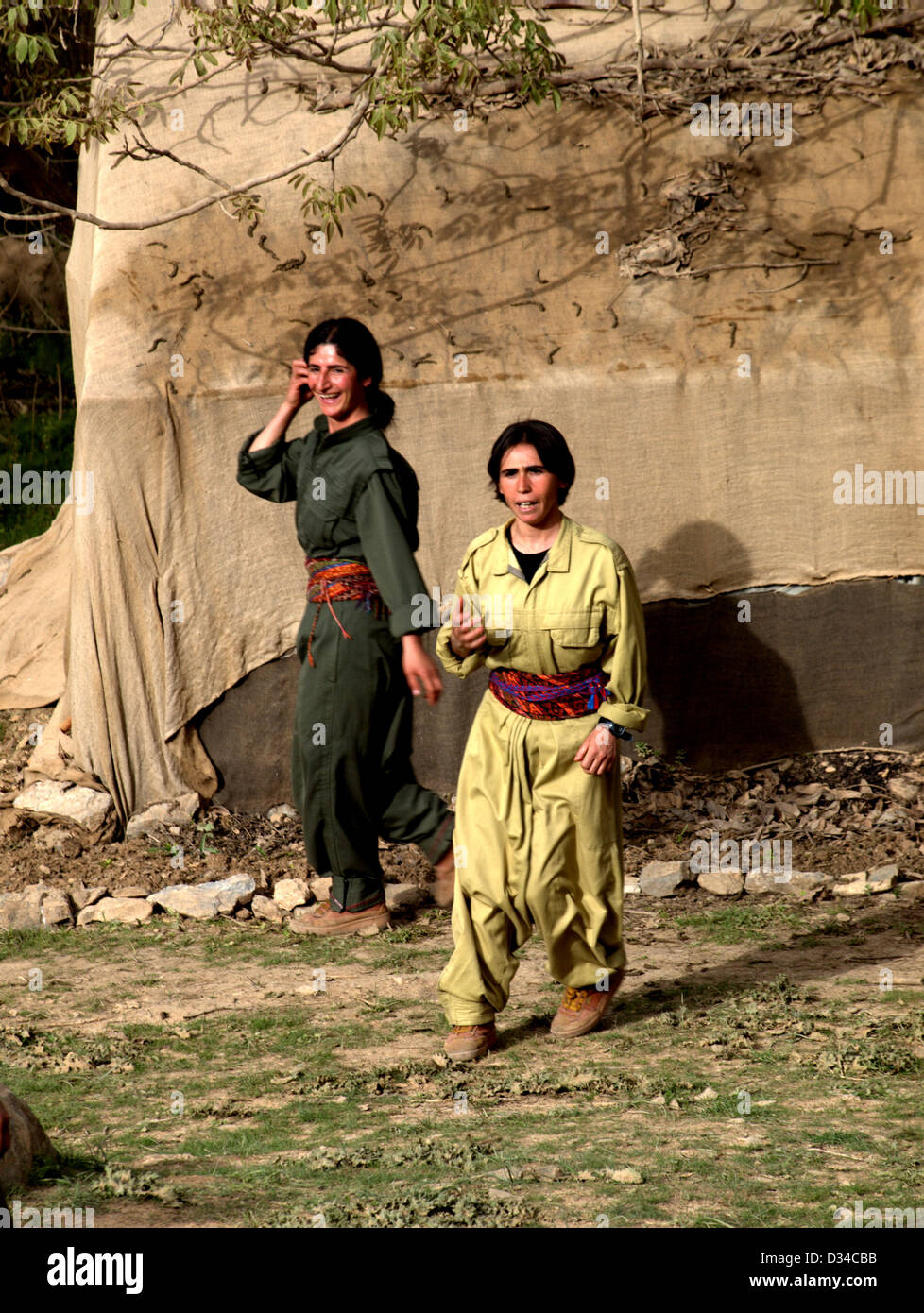 Femmina di guerriglia combattenti del PKK (dei lavoratori del Kurdistan) nelle montagne Qandil, vicino alla frontiera iraniana dell' Iraq settentrionale Foto Stock