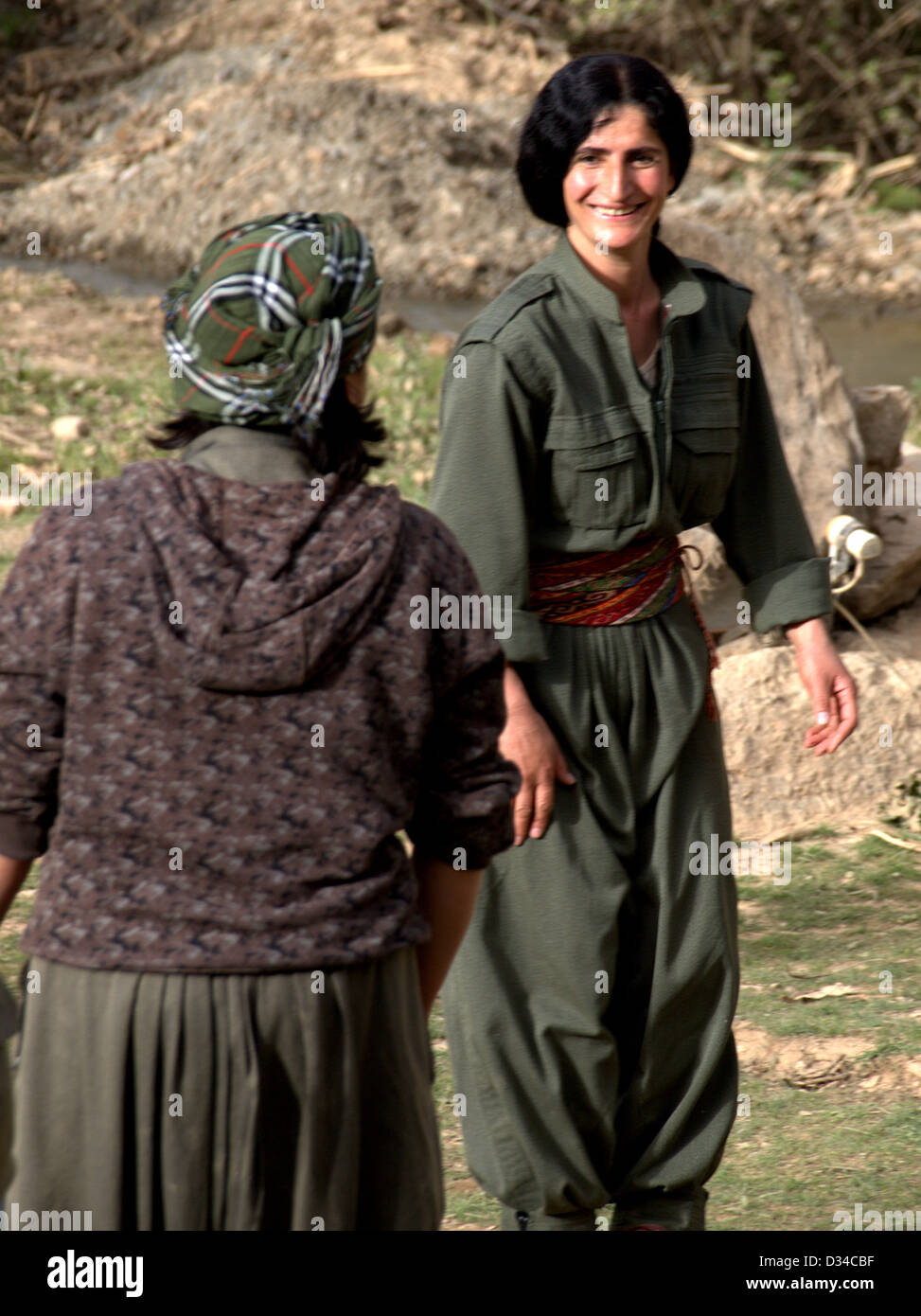 Femmina di guerriglia combattenti del PKK (dei lavoratori del Kurdistan) nelle montagne Qandil, vicino alla frontiera iraniana dell' Iraq settentrionale Foto Stock