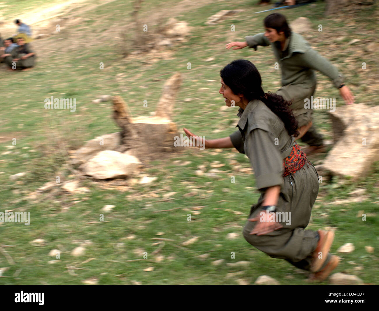 Femmina di guerriglia combattenti del PKK (dei lavoratori del Kurdistan) nelle montagne Qandil, vicino alla frontiera iraniana dell' Iraq settentrionale Foto Stock