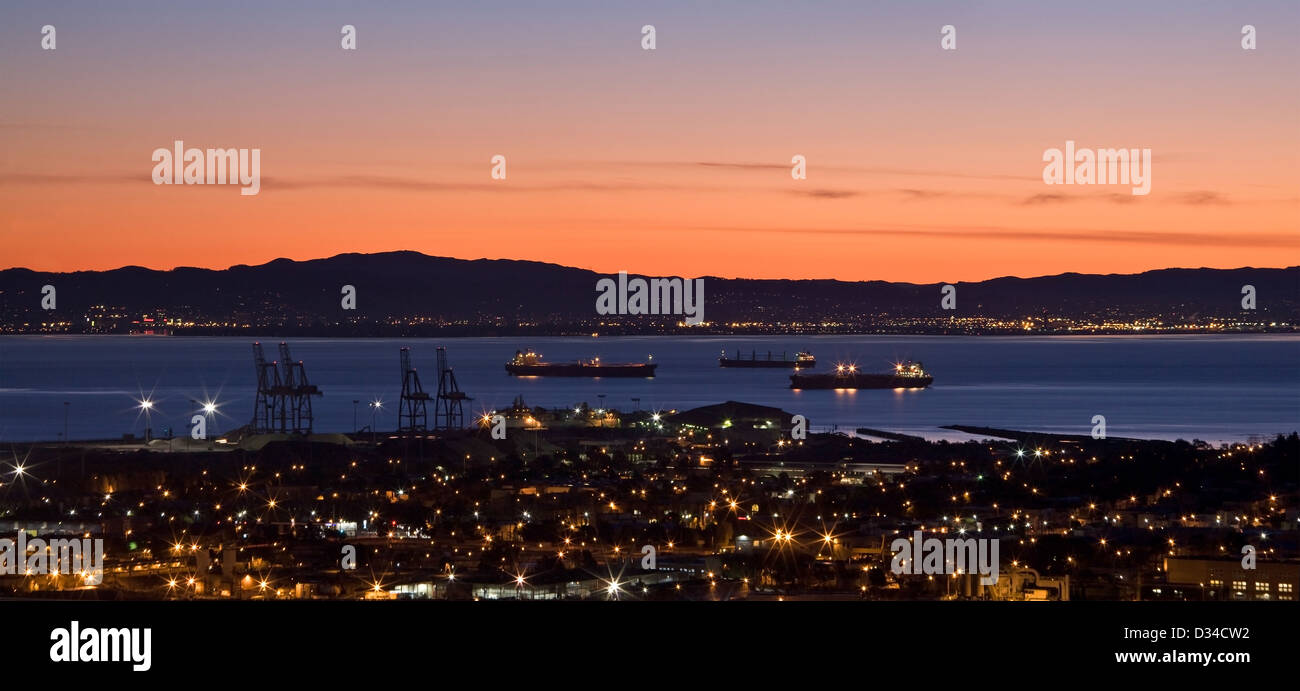 Alba sopra la baia di San Francisco, California, come approccio delle navi al porto Foto Stock