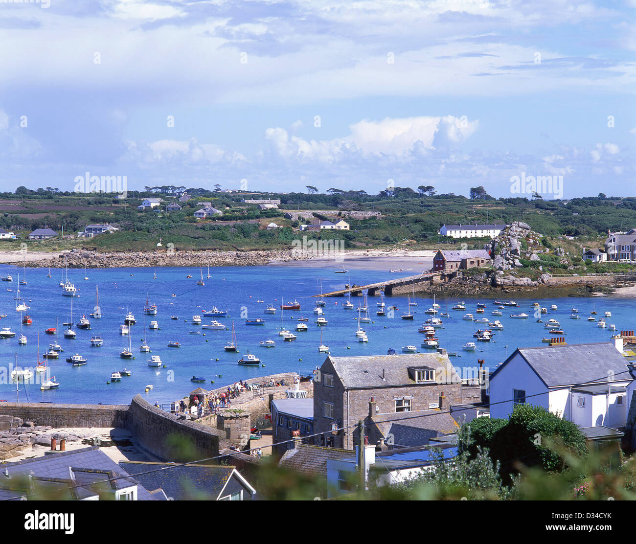 Città e vista sul porto, St Mary, Hugh Town, Isole Scilly, Cornwall, England, Regno Unito Foto Stock