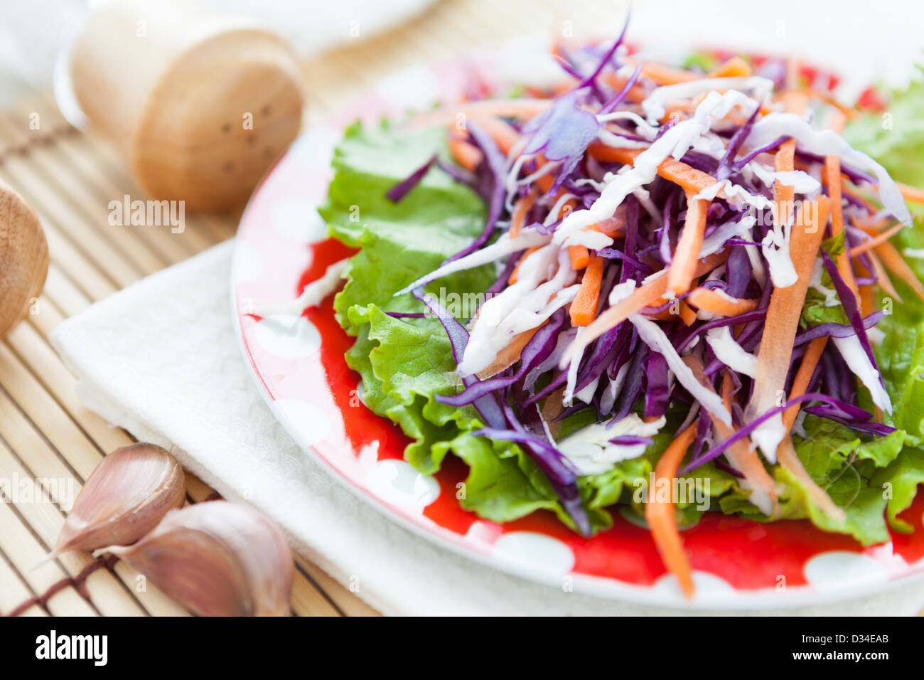 Cavolo Insalata di carote su foglie di lattuga, primo piano Foto Stock