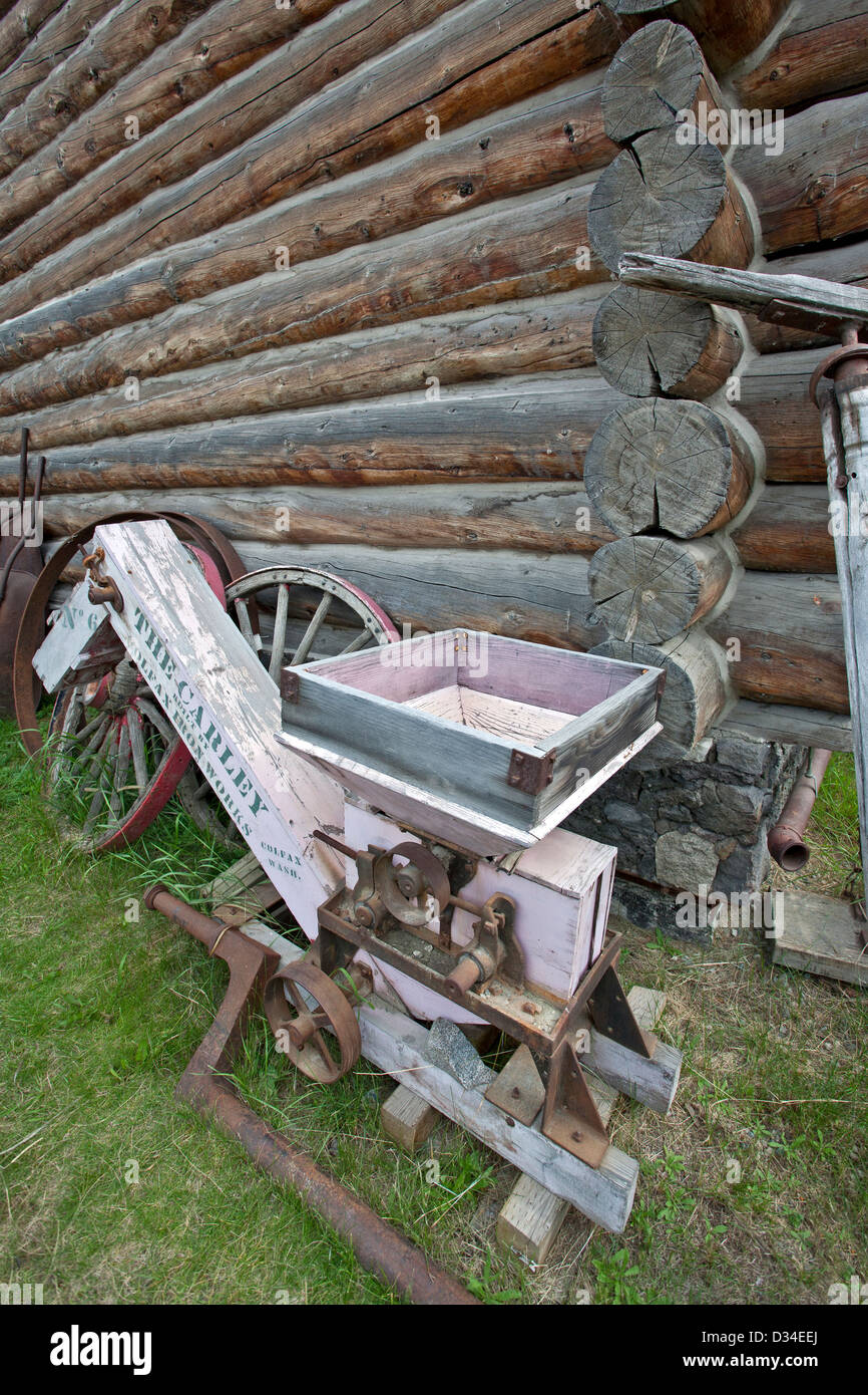 Scatola di bilanciere utilizzato per separare l'oro dalla ghiaia. MacBride Museo di Storia di Yukon. Whitehorse. Canada Foto Stock