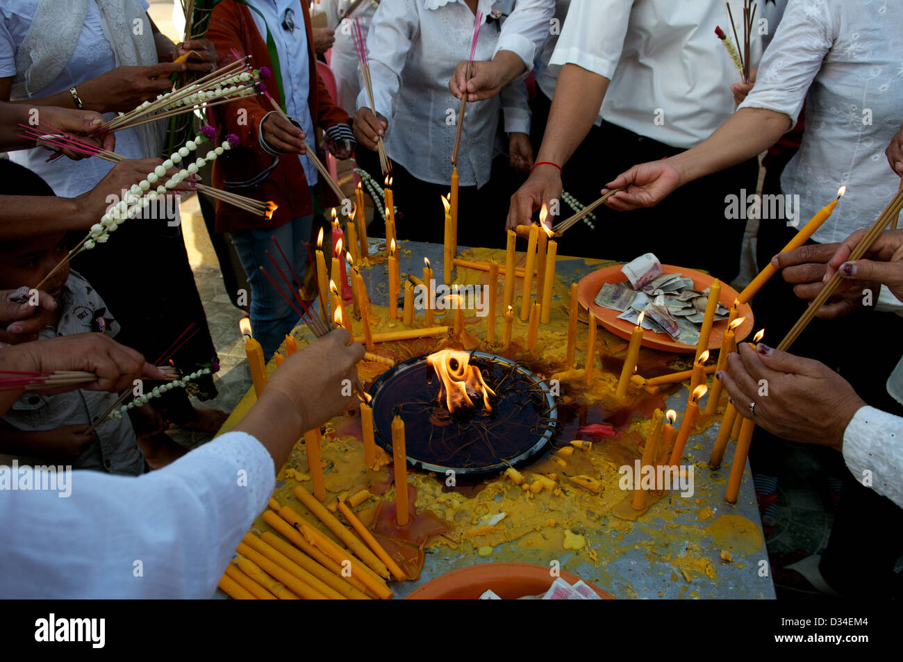 I cambogiani piangono la perdita del re Norodom Sihanouk, accendendo candele in suo onore. Phnom Penh, Cambogia. © Kraig Lieb Foto Stock