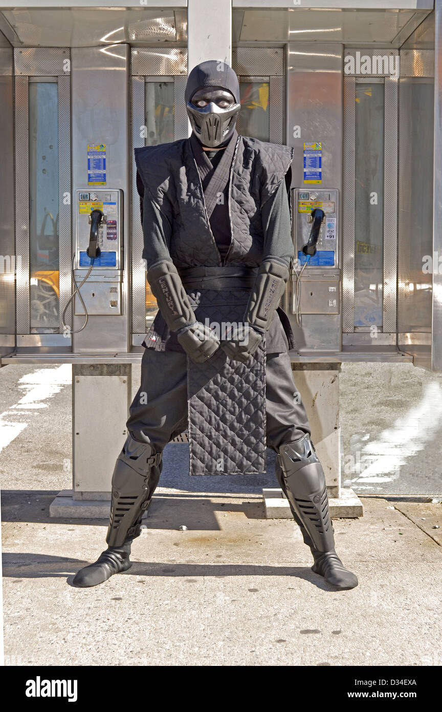 Joel Rosado sul modo di fumetto con New York 2012 vestito come Noob Saibot un video di carattere dalla Mortal Kombat serie di gioco Foto Stock