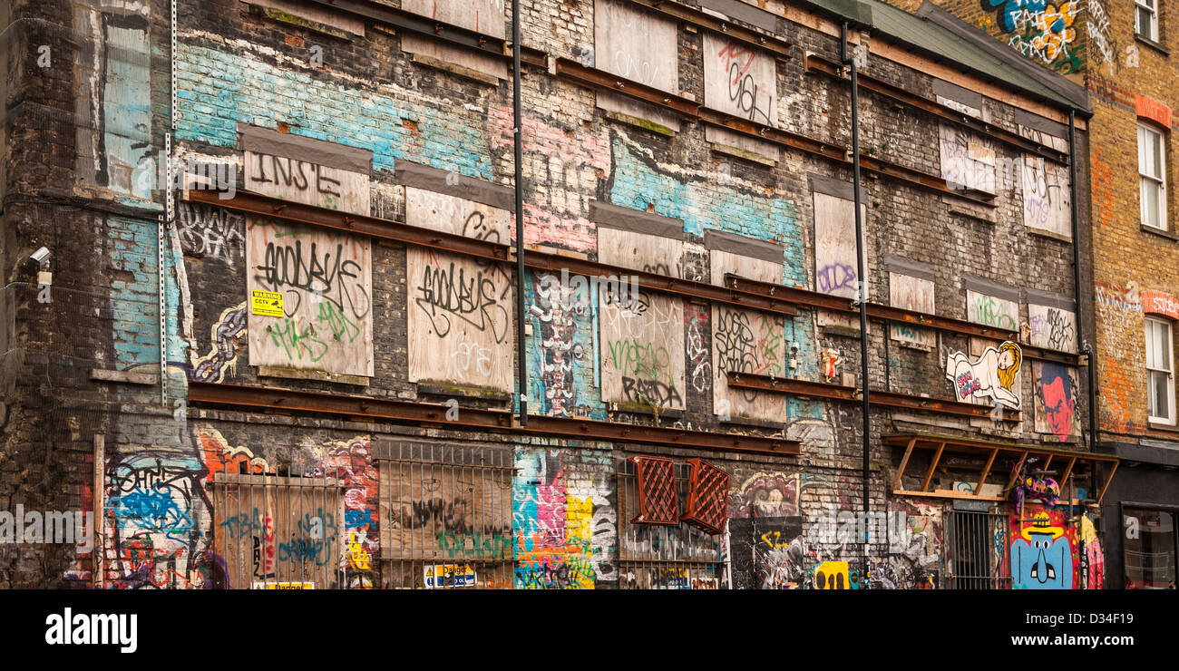 Edificio abbandonato coperto di graffiti, Scalter Street, Londra, Regno Unito Foto Stock