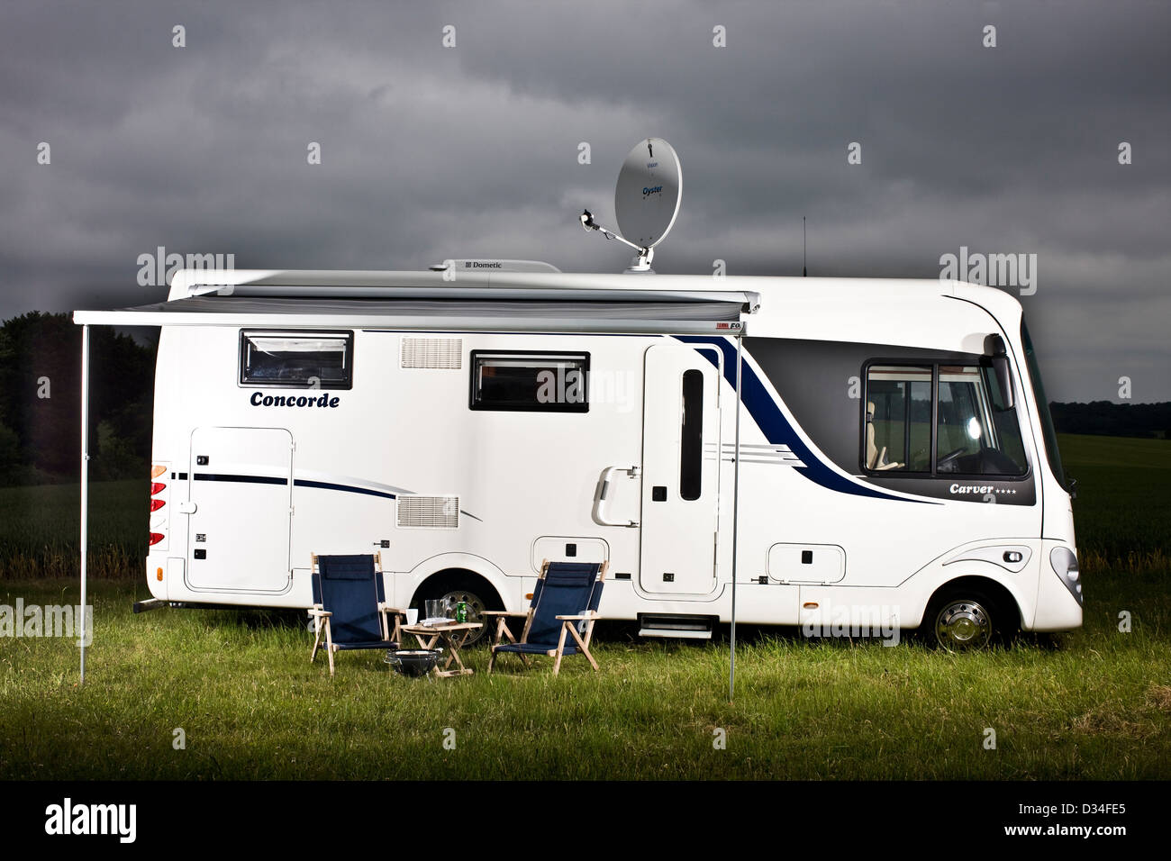 Concorde motorhome di lusso con tenda da sole e antenna satellitare Foto Stock