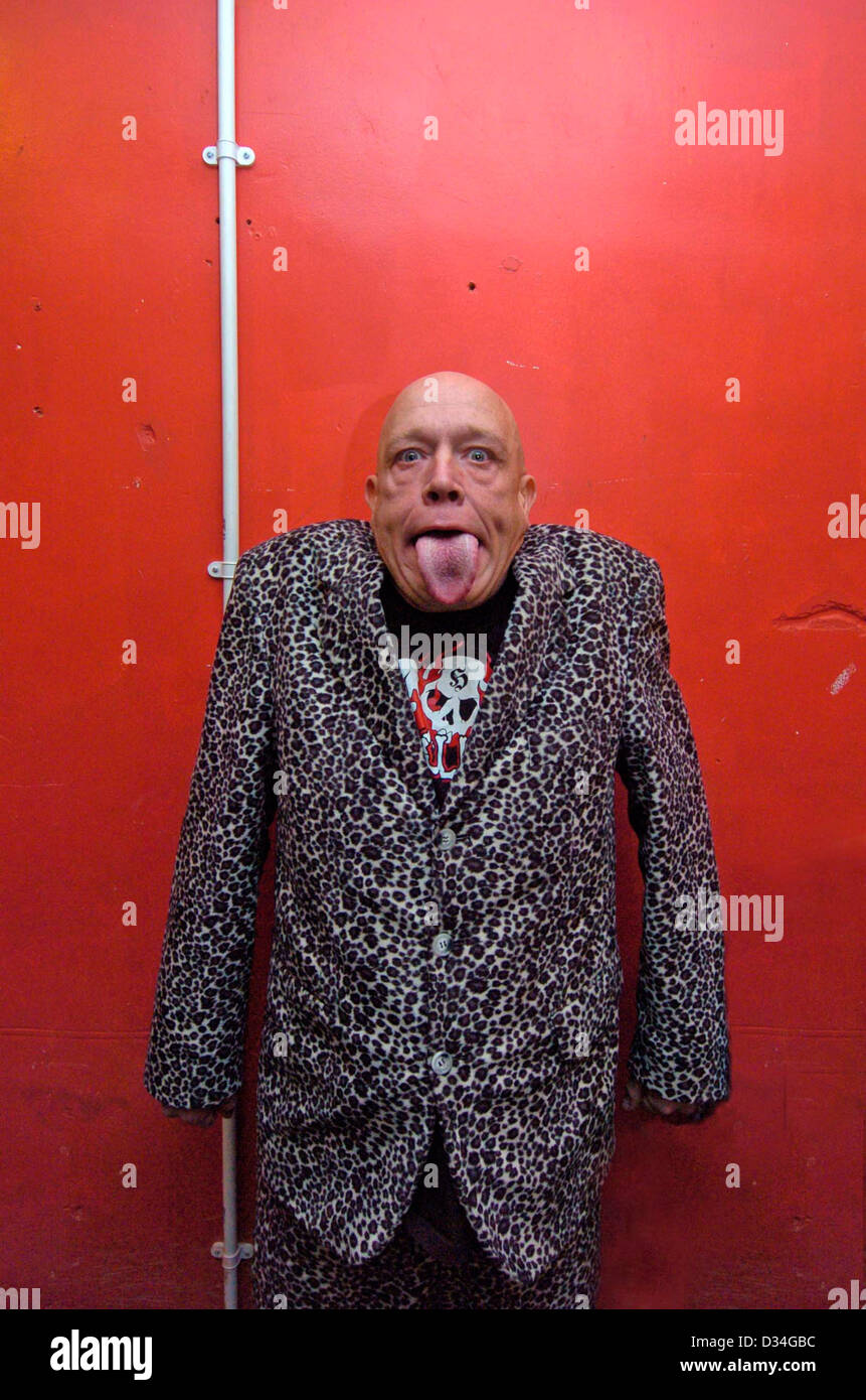 Buster del bloodvessel della ska band cattive maniere presso il centro di Newport, South Wales, Regno Unito nel 2005. Foto Stock