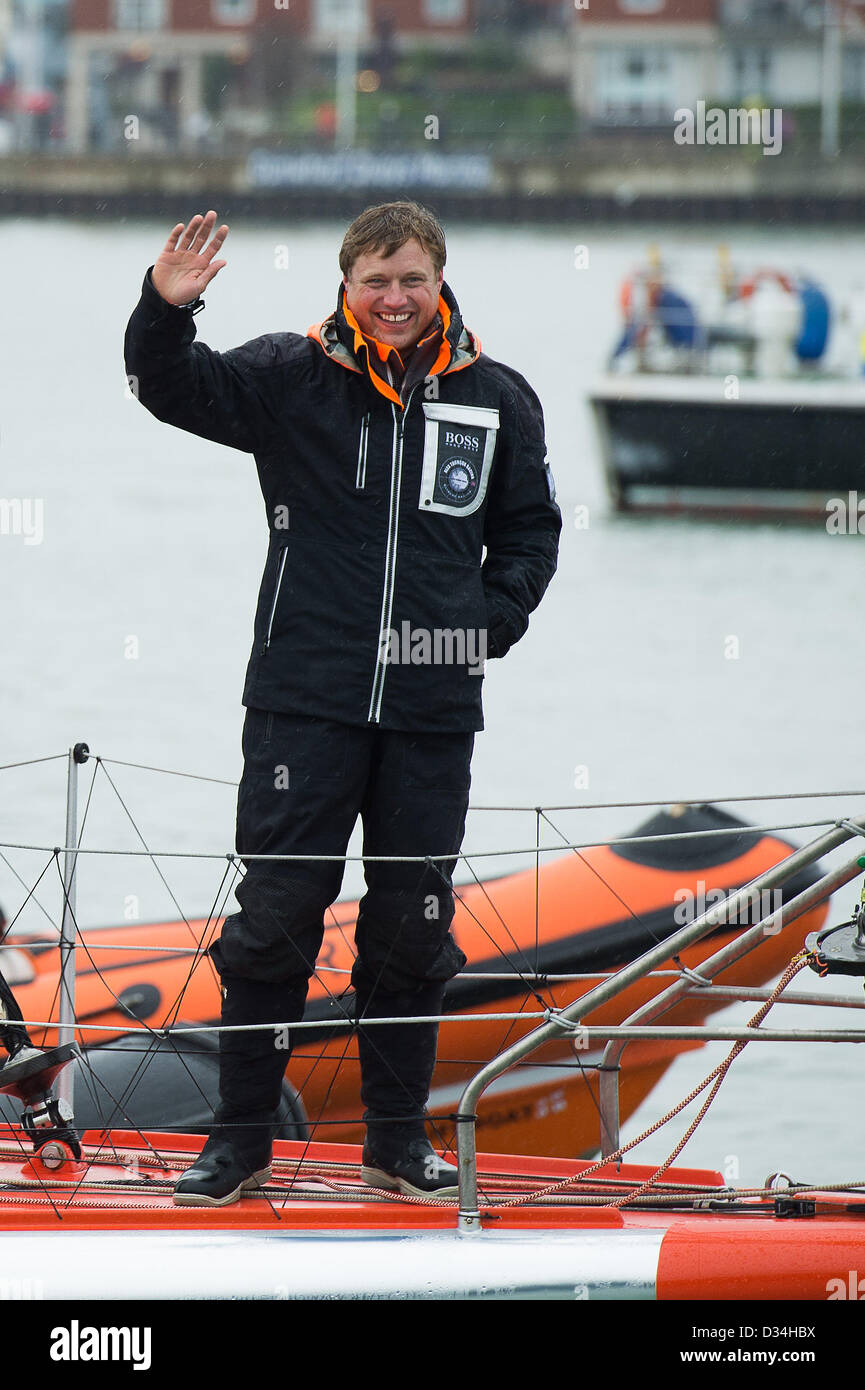 Portsmouth, Regno Unito. 9 febbraio 2013. Alex Thomson a bordo di Hugo Boss saluta la folla accogliendo Lui lungo il tragitto per Haslar Marina, Gosport, il 9 febbraio dopo aver completato la Vendee Globe gara dopo 80 giorni in terza posizione. Credito: Mike francese / Alamy Live News Foto Stock