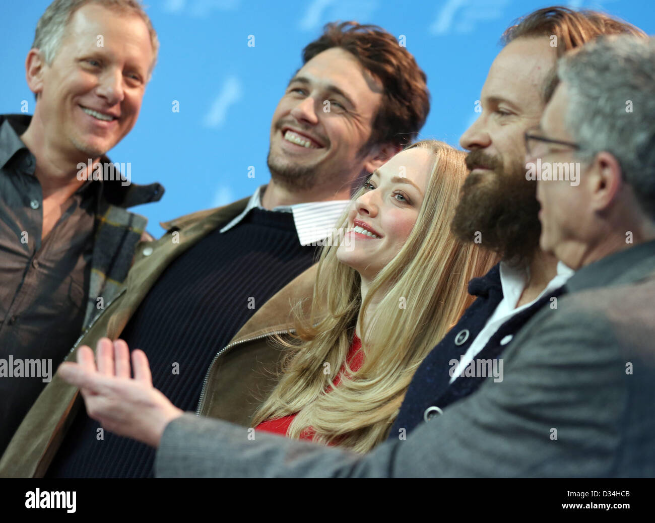 Berlino, Germania. 9 febbraio 2013. Il direttore Rob Epstein (L-R) e attori James Franco, Amanda Seyfried, Peter Sarsgaard e Direttore Jeffrey Friedman pongono a photocall per 'Lovelace' durante la 63a edizione annuale Festival Internazionale del Cinema di Berlino, Berlino, Germania, 09 febbraio 2013. Il film è presentato in concorso alla Berlinale in esecuzione dal 07 al 17 febbraio. Foto: Kay Nietfeld/dpa/Alamy Live News Foto Stock